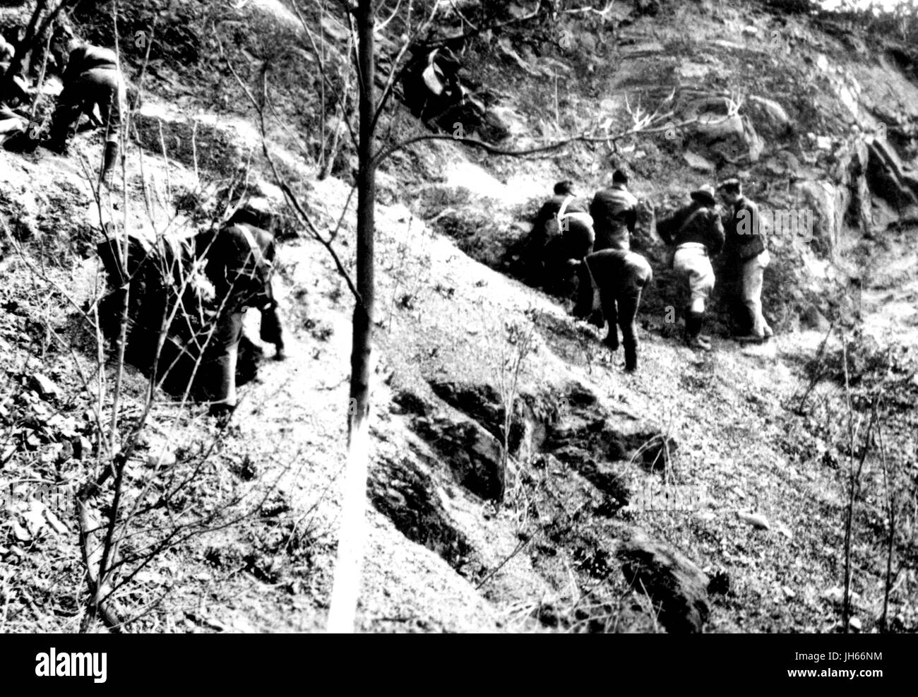 Gli studenti di una classe di geologia presso Johns Hopkins University cercare esemplari durante una gita, 1934. Foto Stock