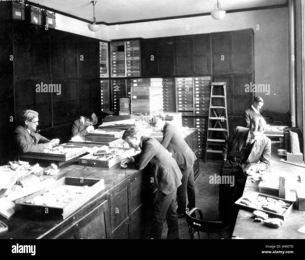 Paleobotanist prominente e il professor Edward Wilber Berry (sinistra) e studenti nella sua classe esaminare i campioni in un laboratorio a Latrobe Hall, un edificio accademico su Homewood campus della Johns Hopkins University di Baltimore, Maryland, 1922. Foto Stock