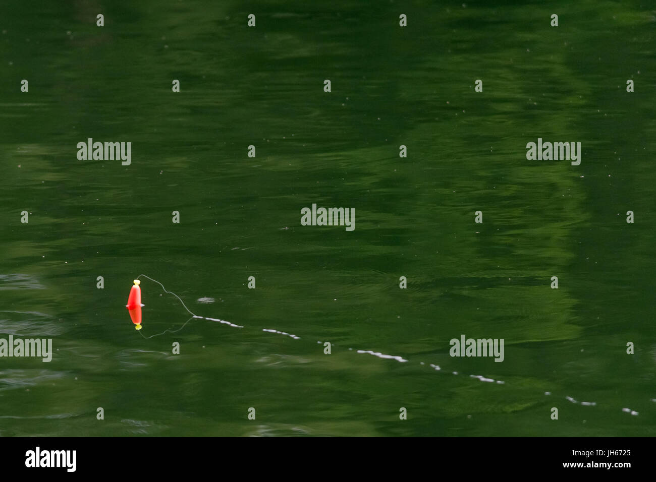 Bobber riflessione nel lago Foto Stock