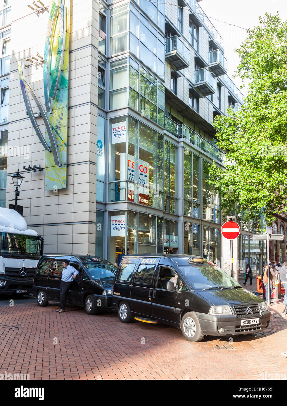 Servizio taxi fuori Tesco Metro all'angolo di Temple Street e la nuova strada nel centro di Birmingham, Inghilterra, Regno Unito Foto Stock