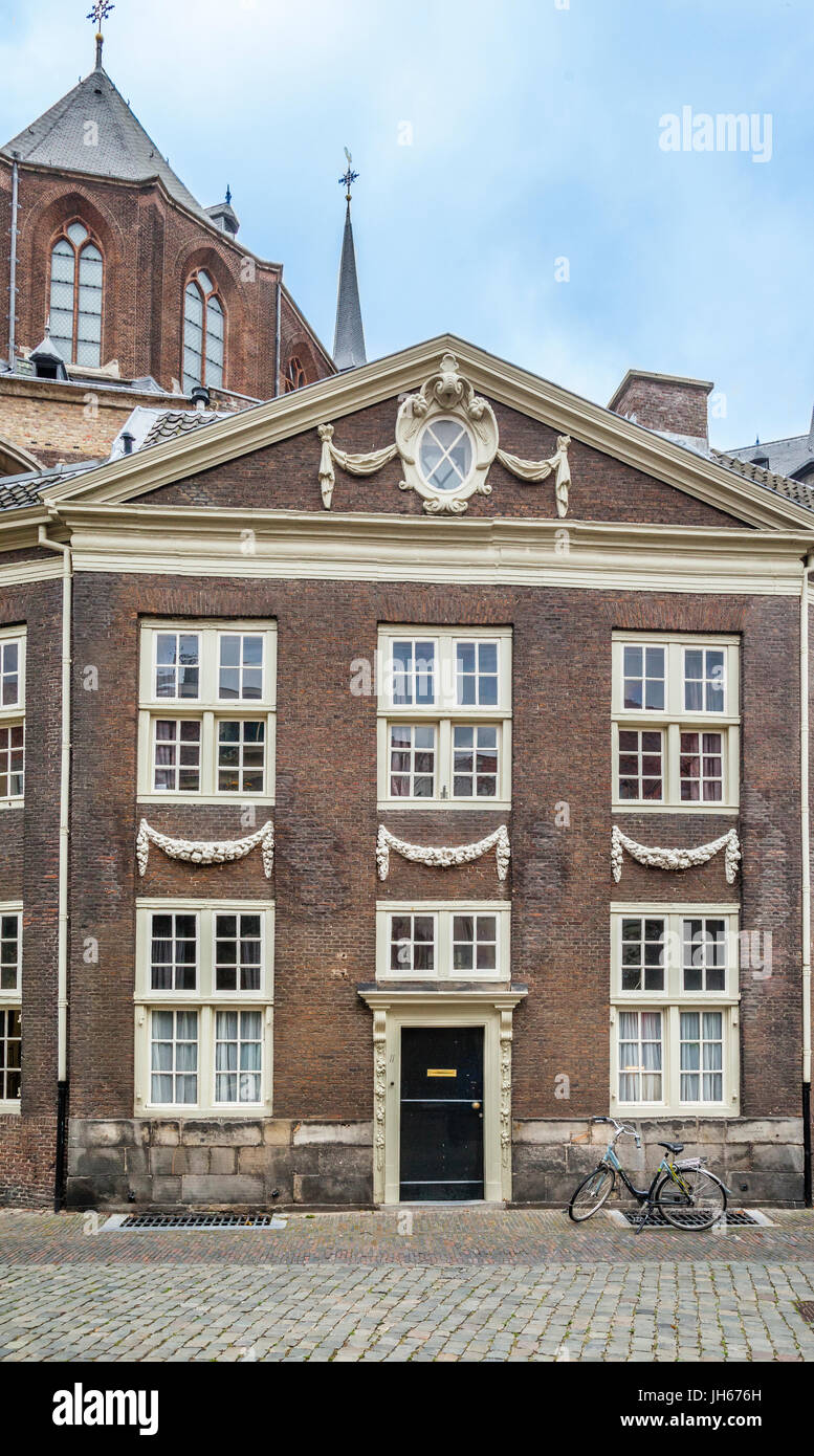 Paesi Bassi, South Holland, Leiden, Pieterskerkhof, austero edificio di mattoni rossi con classicista di ornamenti vicino Pieterskerk Foto Stock