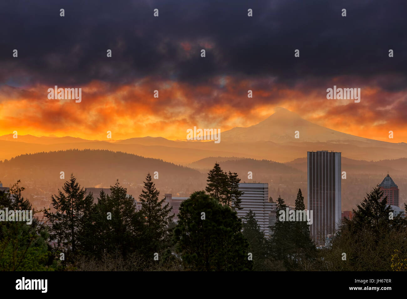 Sunrise sopra la città di Portland Oregon e monte Cofano Foto Stock