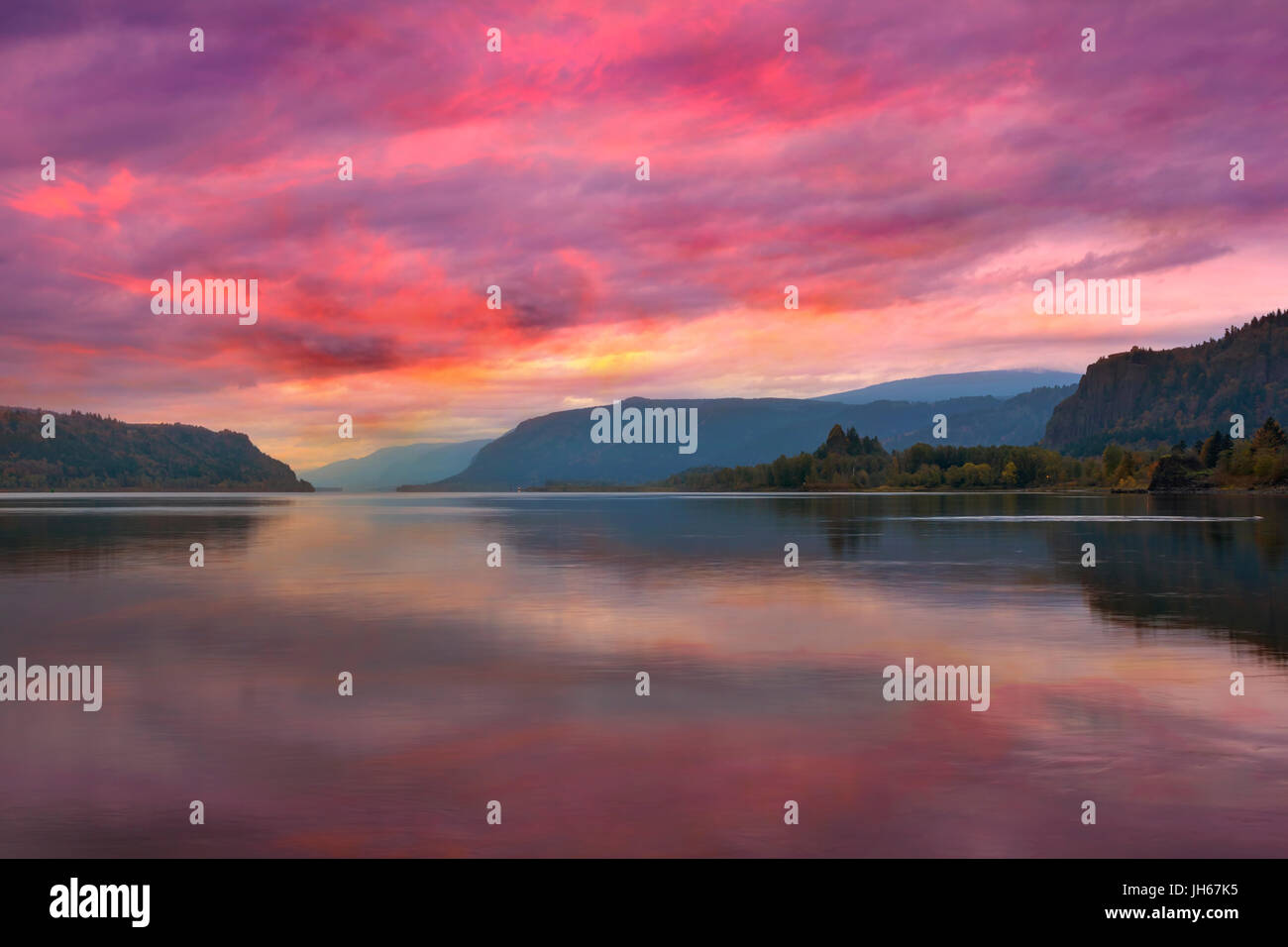 Colorato sunrise presso la Columbia River Gorge con vista di Crown Point e Rooster Rock Foto Stock