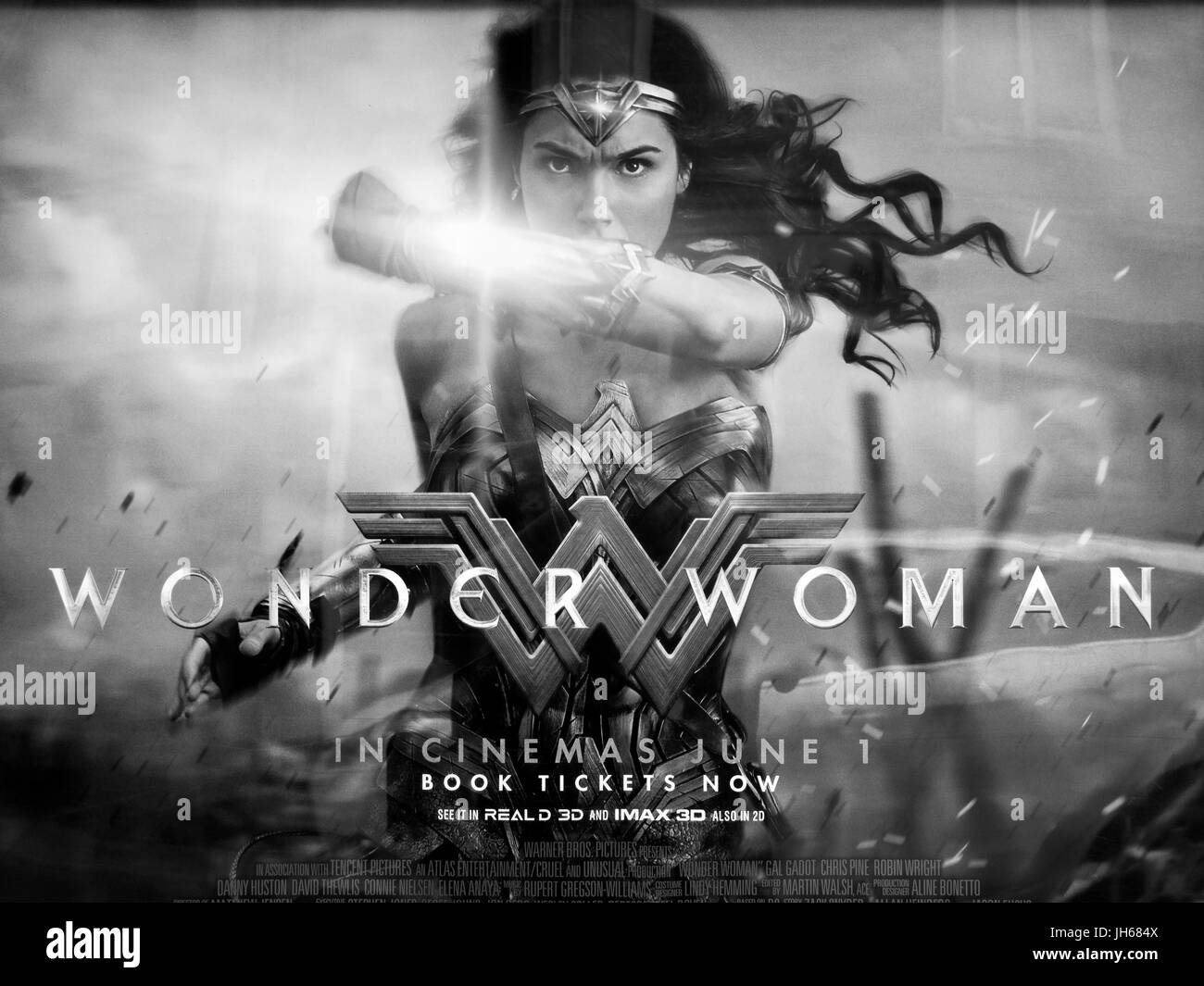 Motion Picture poster pubblicitari Wonder Woman, film del supereroe basata sul DC Comics character staring Gal Gadot Foto Stock
