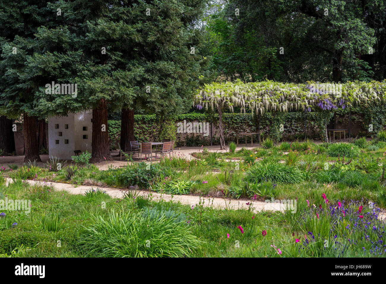 Outdoor degustazione di vini, giardino, la Hess Collection Winery Napa Napa Valley Napa County, California Foto Stock