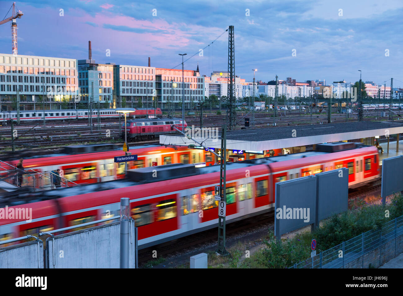 Linea ferroviaria con treni sul treno Haccurbrucke e S-Bahn stazione di Monaco di Baviera, Germania Foto Stock