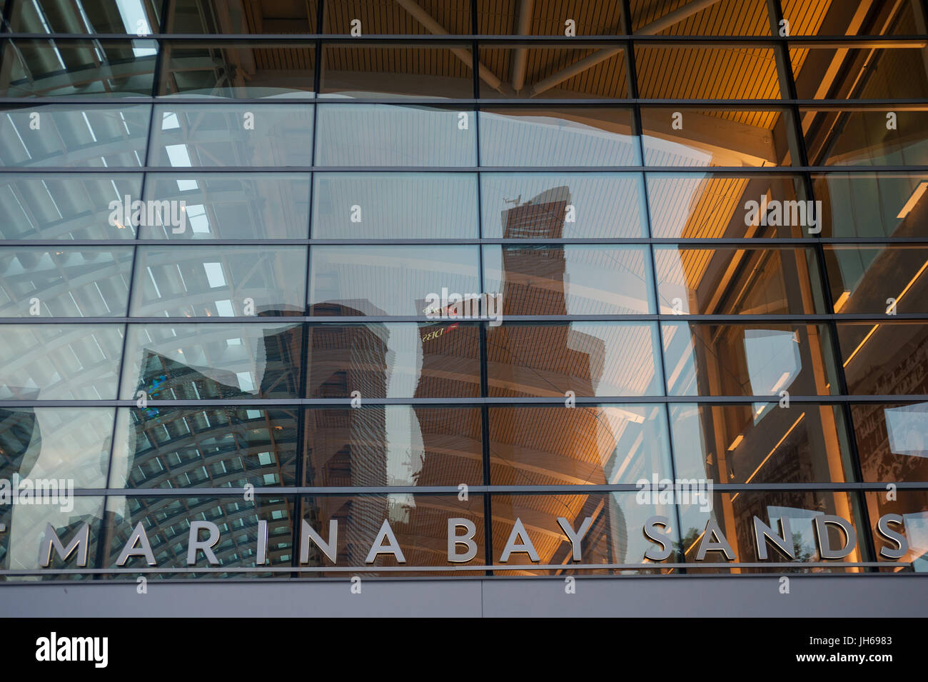 16.07.2016, Singapore, Repubblica di Singapore, in Asia - 'Shoppes' shopping mall è parte del complesso edilizio Marina Bay Sands. Foto Stock