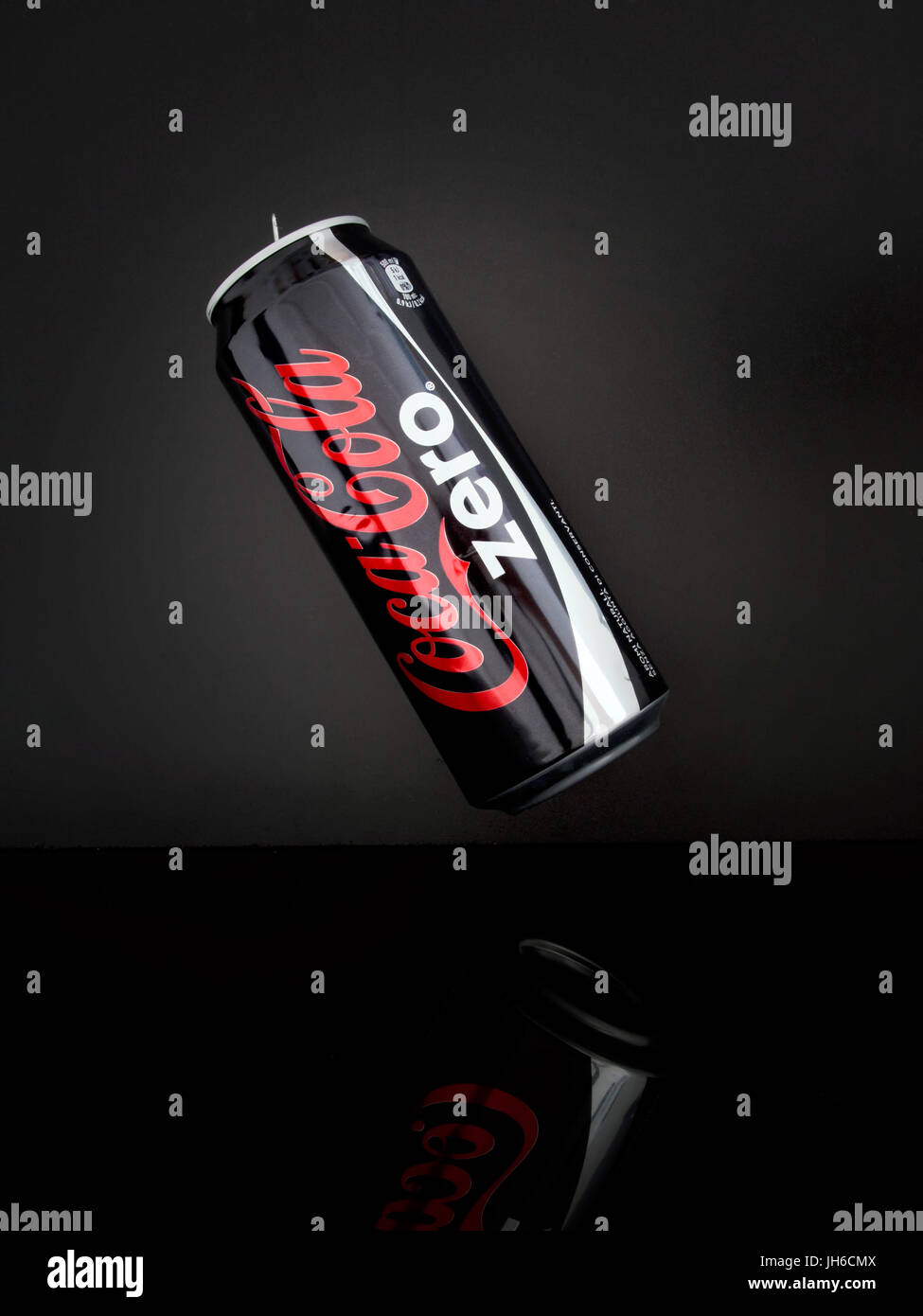 Coca cola zero calorie può - su sfondo scuro. Foto Stock