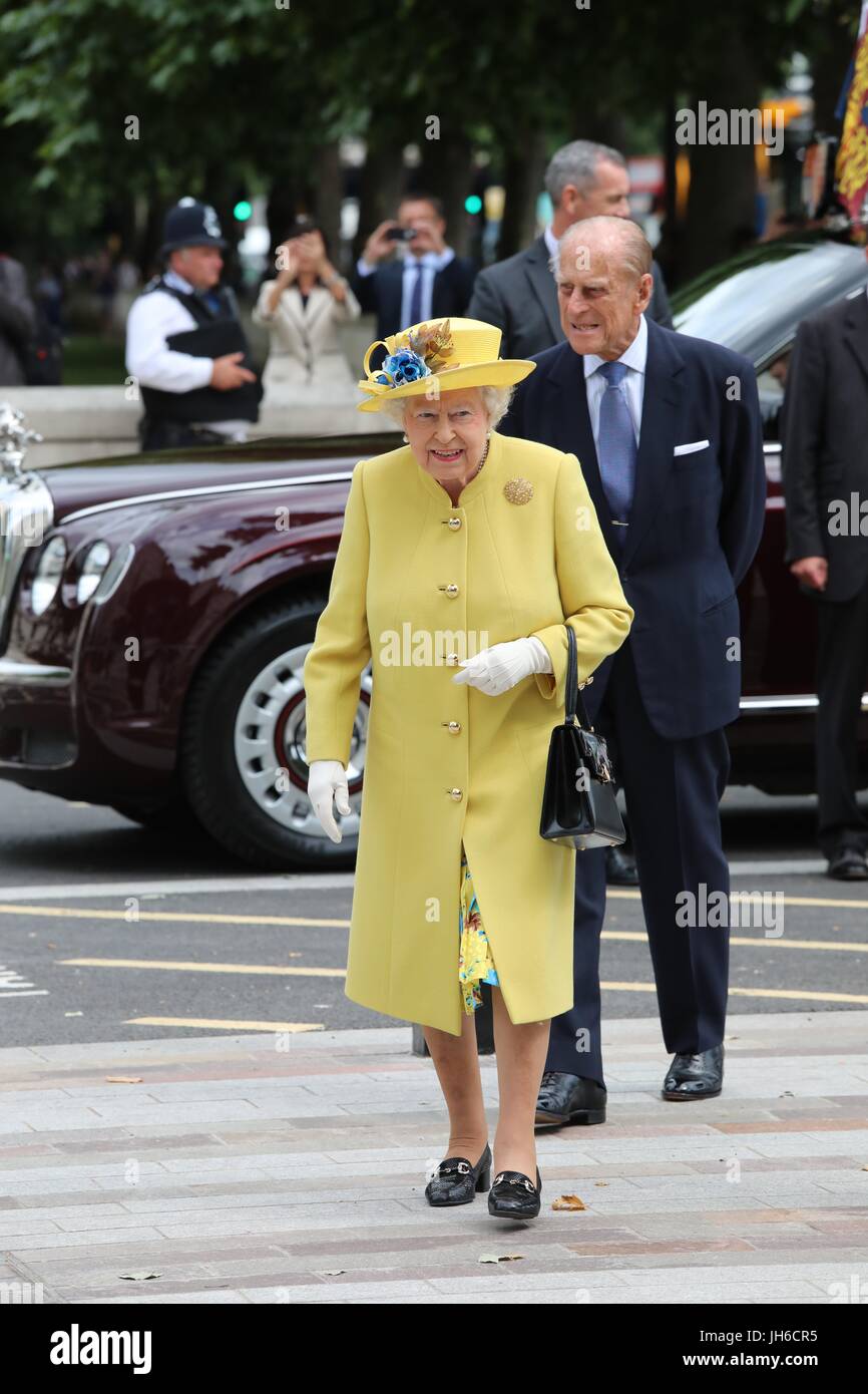 La regina Elisabetta II e il Duca di Edimburgo arrivare ad aprire il nuovo Metropolita questura, New Scotland Yard sulla Victoria Embankment a Londra. Foto Stock