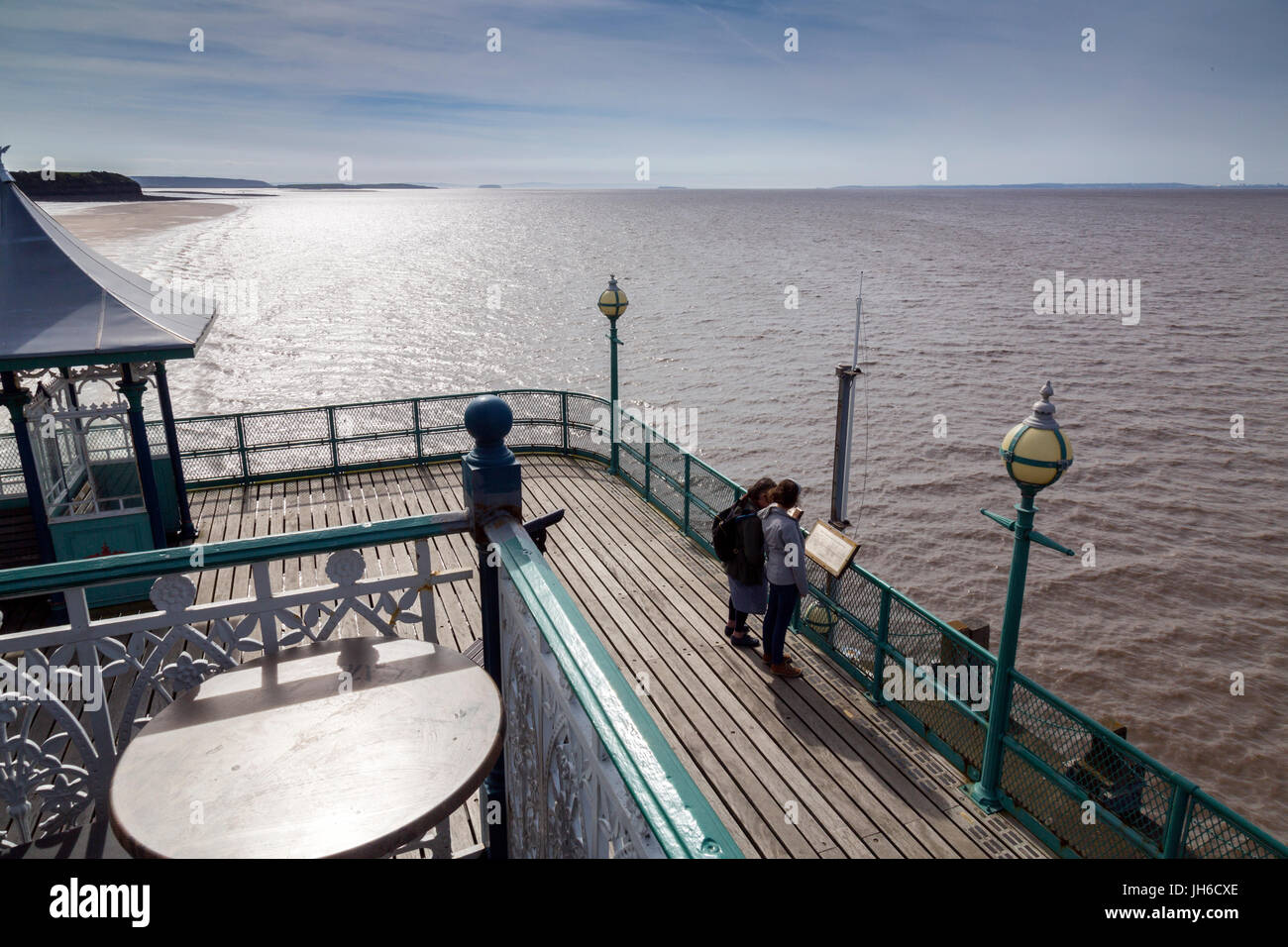 Guardando verso il basso l'estuario verso il mare dal restaurato molo vittoriano di Clevedon sul Canale di Bristol, North Somerset, Inghilterra, Regno Unito Foto Stock