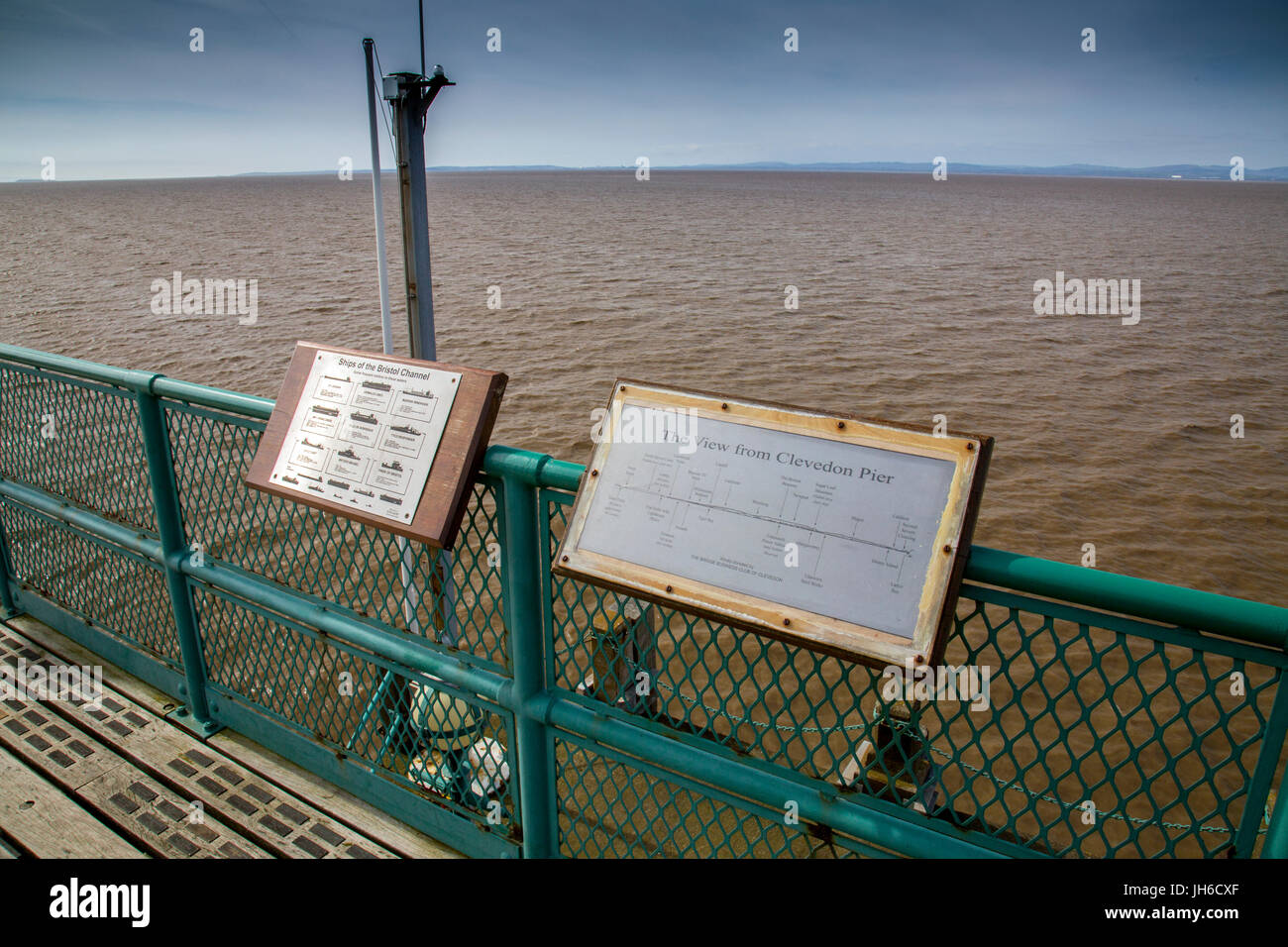 Pannelli informativi che dettaglia le viste dal Vittoriano restaurato Pier di Clevedon sul Canale di Bristol, North Somerset, Inghilterra, Regno Unito Foto Stock