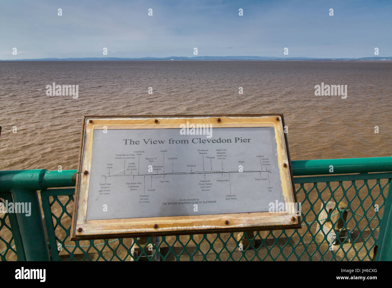 Pannelli informativi che dettaglia le viste dal Vittoriano restaurato Pier di Clevedon sul Canale di Bristol, North Somerset, Inghilterra, Regno Unito Foto Stock