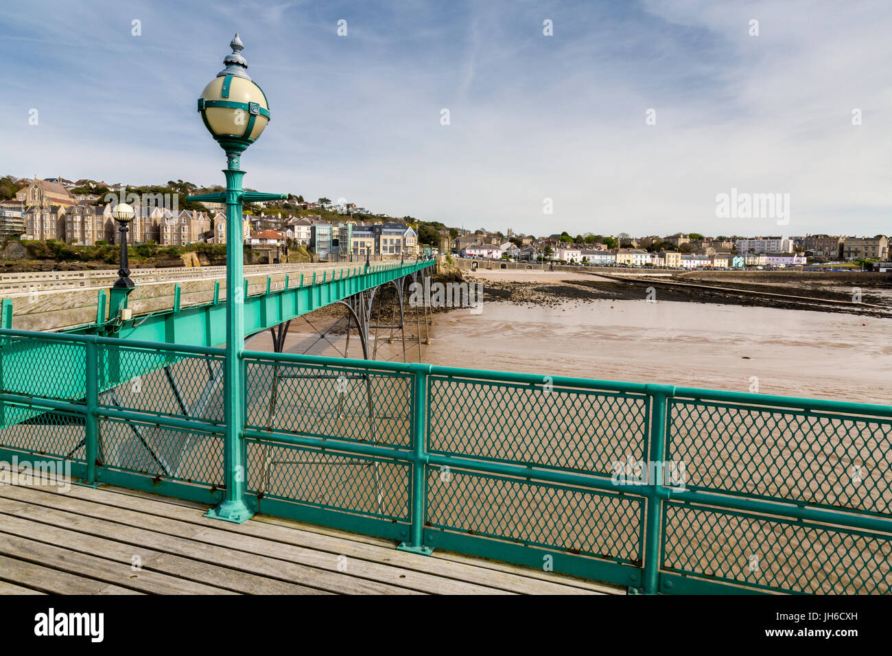 Guardando indietro verso la città dal restaurato molo vittoriano di Clevedon sul Canale di Bristol, North Somerset, Inghilterra, Regno Unito Foto Stock