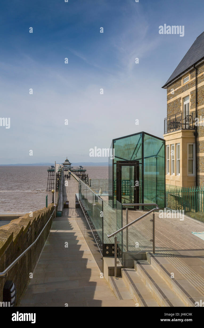 Il nuovo approccio alla restaurata molo vittoriano di Clevedon sul Canale di Bristol, North Somerset, Inghilterra, Regno Unito Foto Stock