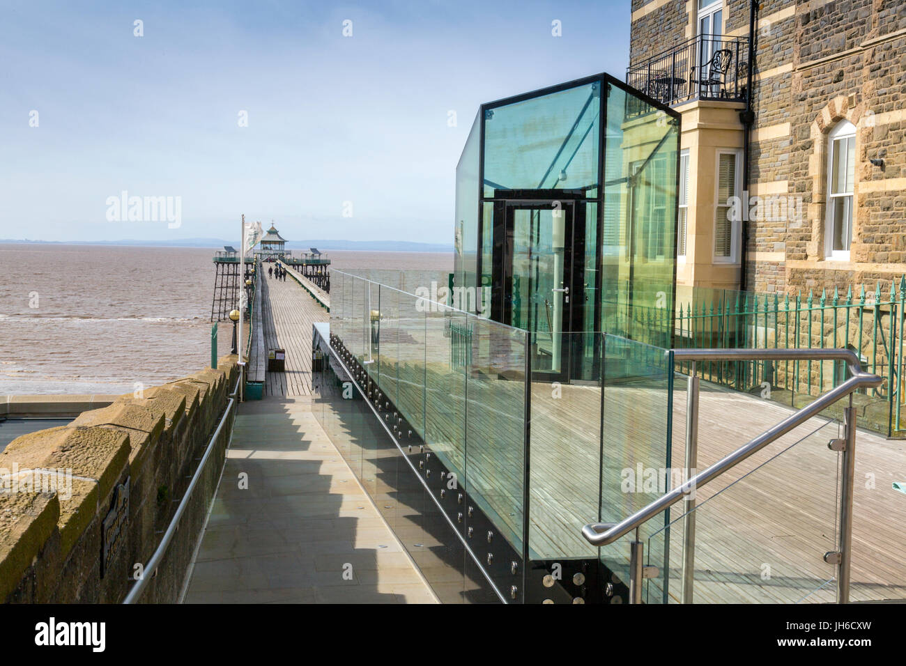 Il nuovo approccio alla restaurata molo vittoriano di Clevedon sul Canale di Bristol, North Somerset, Inghilterra, Regno Unito Foto Stock