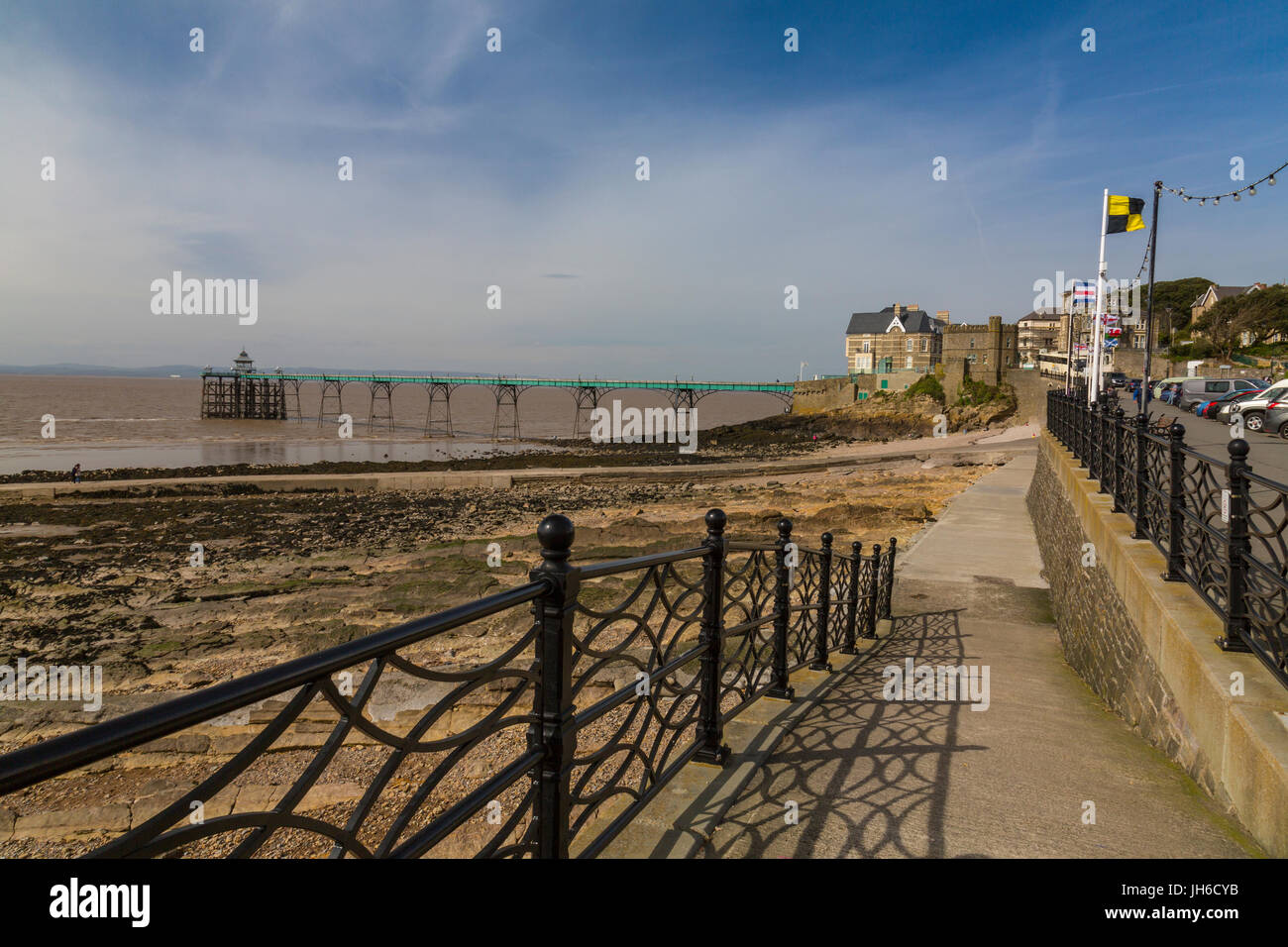 Bandiere di diverse nazioni sul lungomare che si affaccia il restaurato molo vittoriano di Clevedon sul Canale di Bristol, North Somerset, Inghilterra, Regno Unito Foto Stock