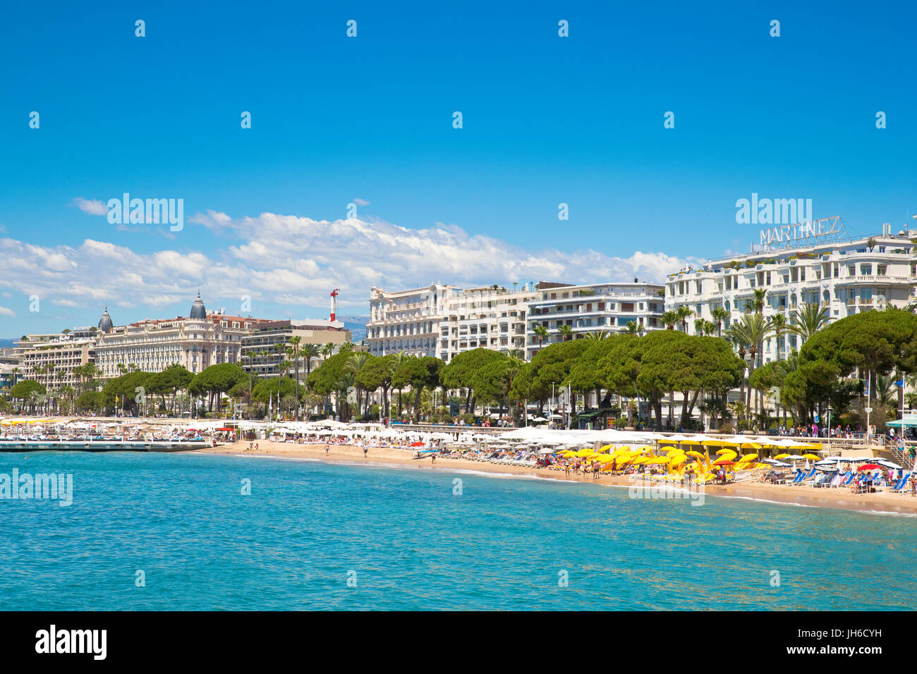 Promenade de la Croisette, Cannes, Francia con il famoso hotel Carlton e Martinez Foto Stock