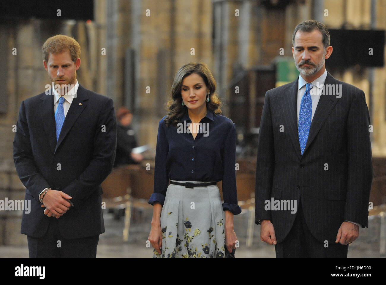 Il principe Harry (sinistra) stand con il re Filippo VI e la Regina Letizia di Spagna, presso la tomba del Milite Ignoto, come essi arrivano a Westminster Abbey a Londra durante il Re della visita di Stato nel Regno Unito. Foto Stock