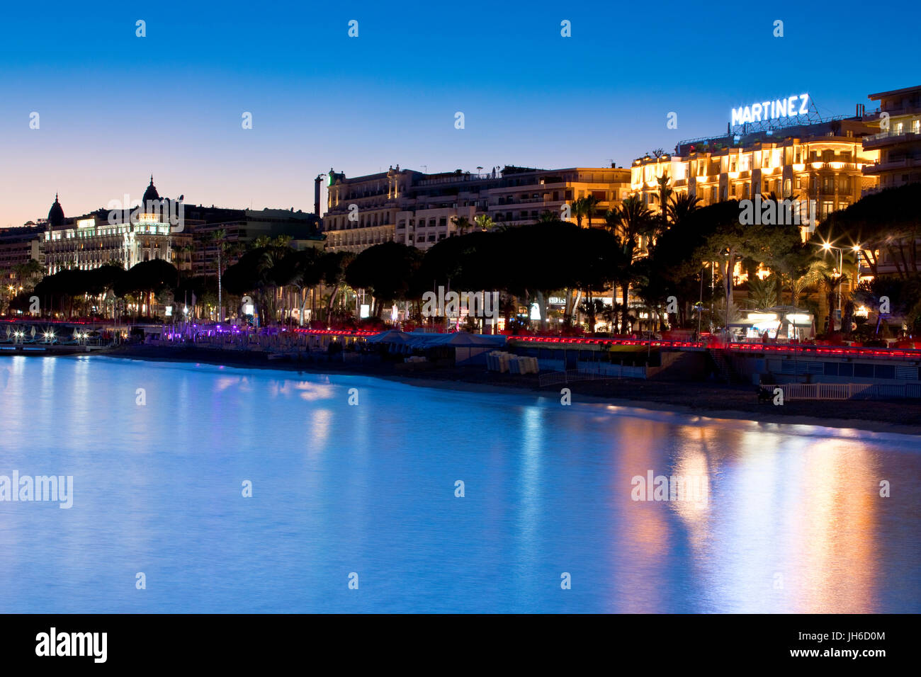 Promenade de la Croisette con il famoso hotel Carlton e Martinez, Cannes, Francia al crepuscolo Foto Stock