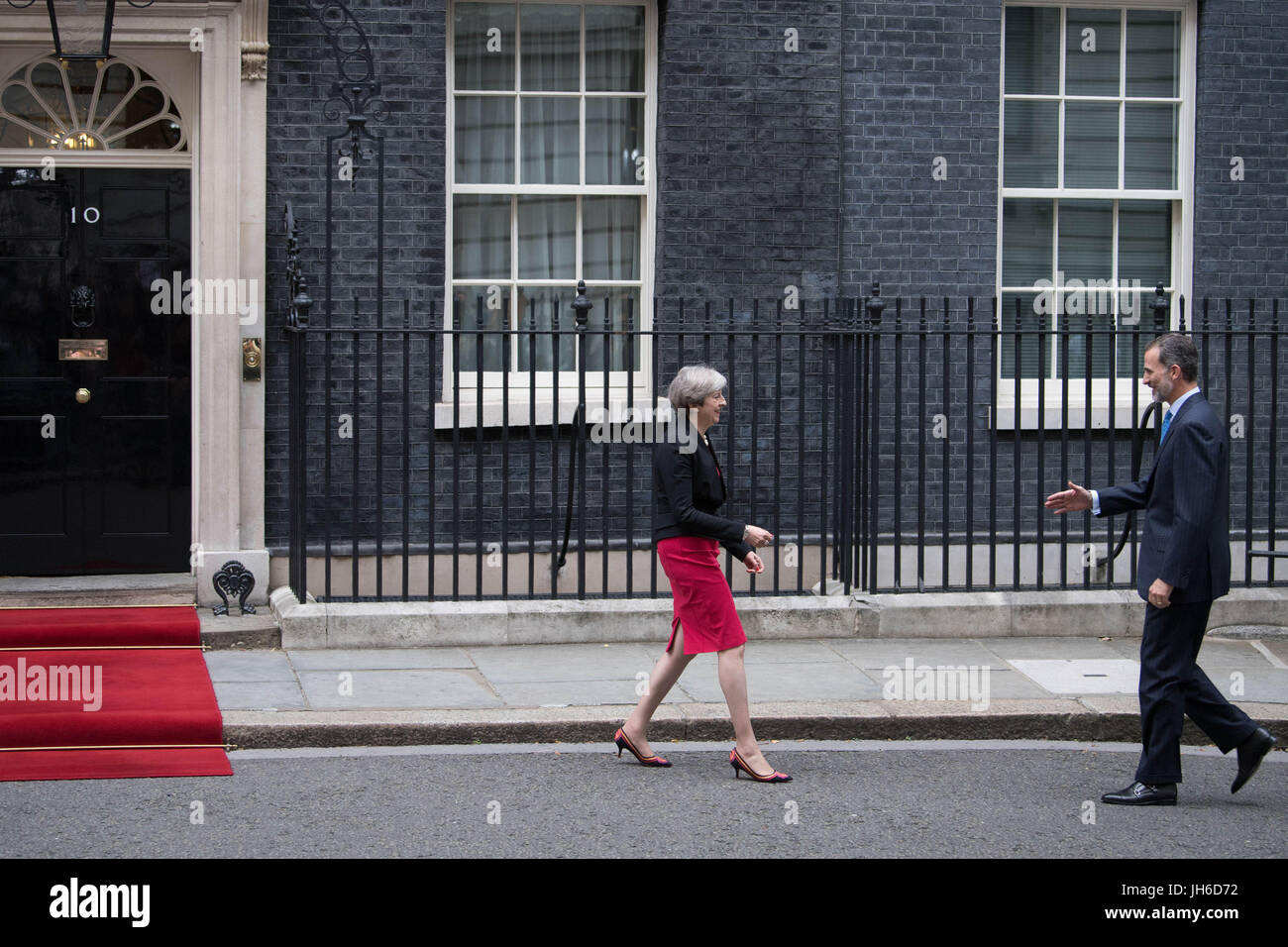 Il primo ministro Theresa Maggio accoglie re Felipe VI di Spagna al 10 di Downing Street, Londra, durante il Re della visita di Stato nel Regno Unito. Foto Stock