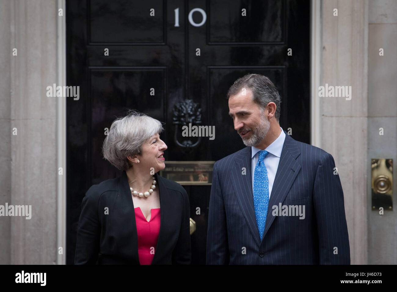 Il primo ministro Theresa Maggio accoglie re Felipe VI di Spagna al 10 di Downing Street, Londra, durante il Re della visita di Stato nel Regno Unito. Foto Stock
