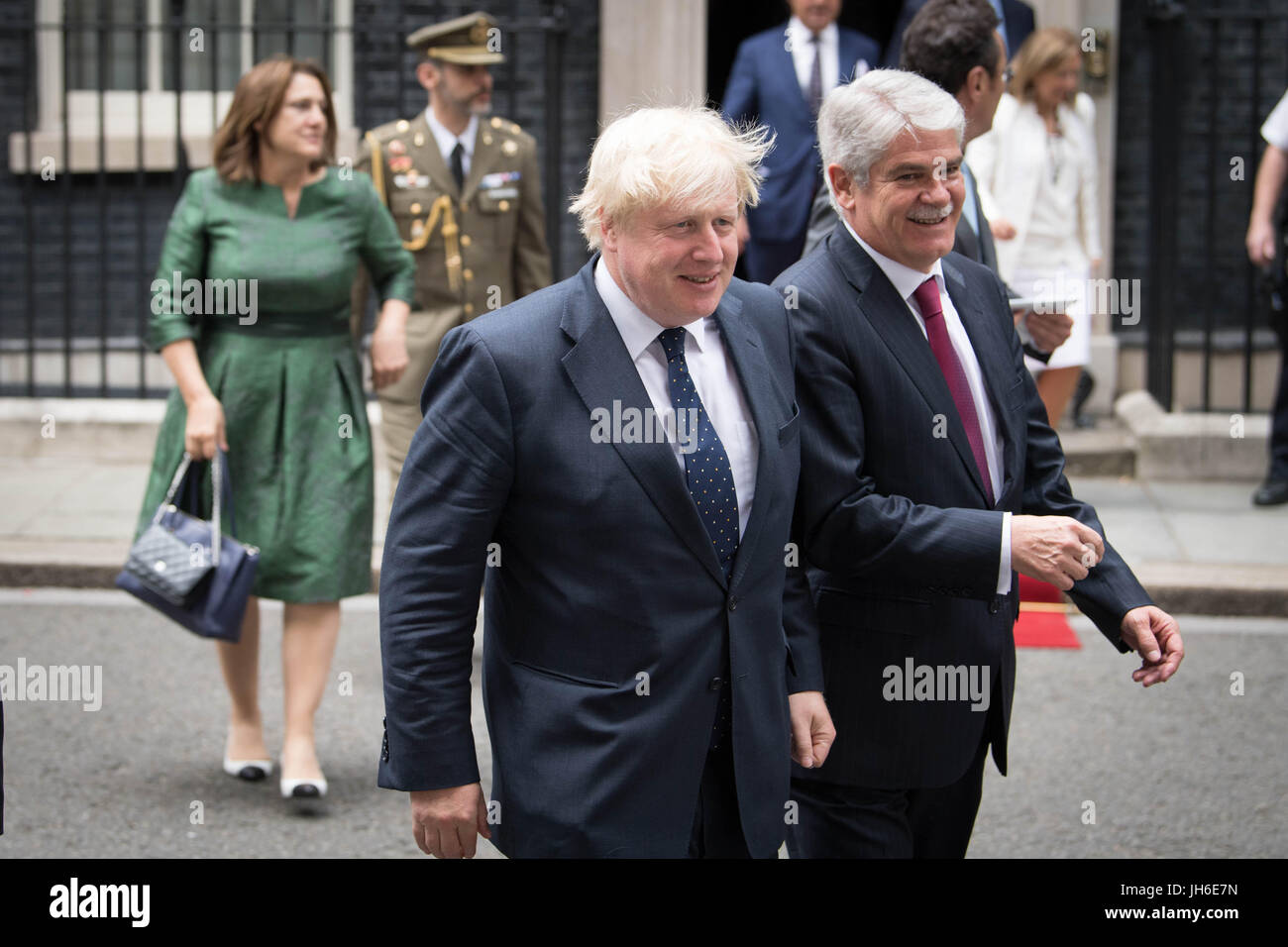 Segretario di Stato per gli affari esteri Boris Johnson con il suo omologo spagnolo Alfonso Dastis lasciare 10 Downing Street dopo il re Felipe VI di Spagna i colloqui con il Primo Ministro Theresa Maggio durante il Re della visita di Stato nel Regno Unito. Foto Stock