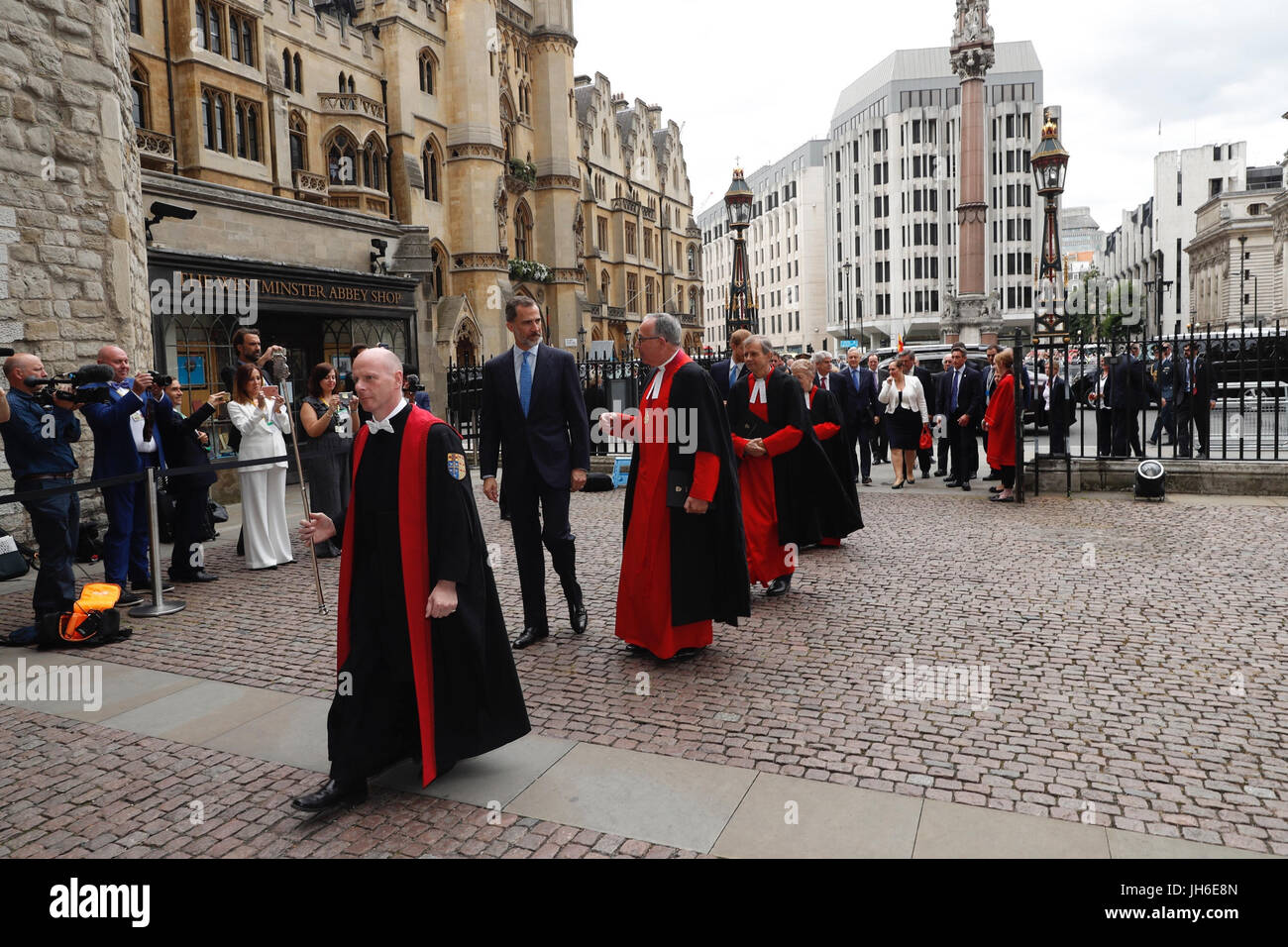 Casa de Su Majestad el Rey ha rilasciato la foto del re Felipe VI e Dr John Hall, il Decano di Westminster come egli arriva per il suo giro di Abbazia di Westminster a Londra durante il Re della visita di Stato nel Regno Unito. Foto Stock