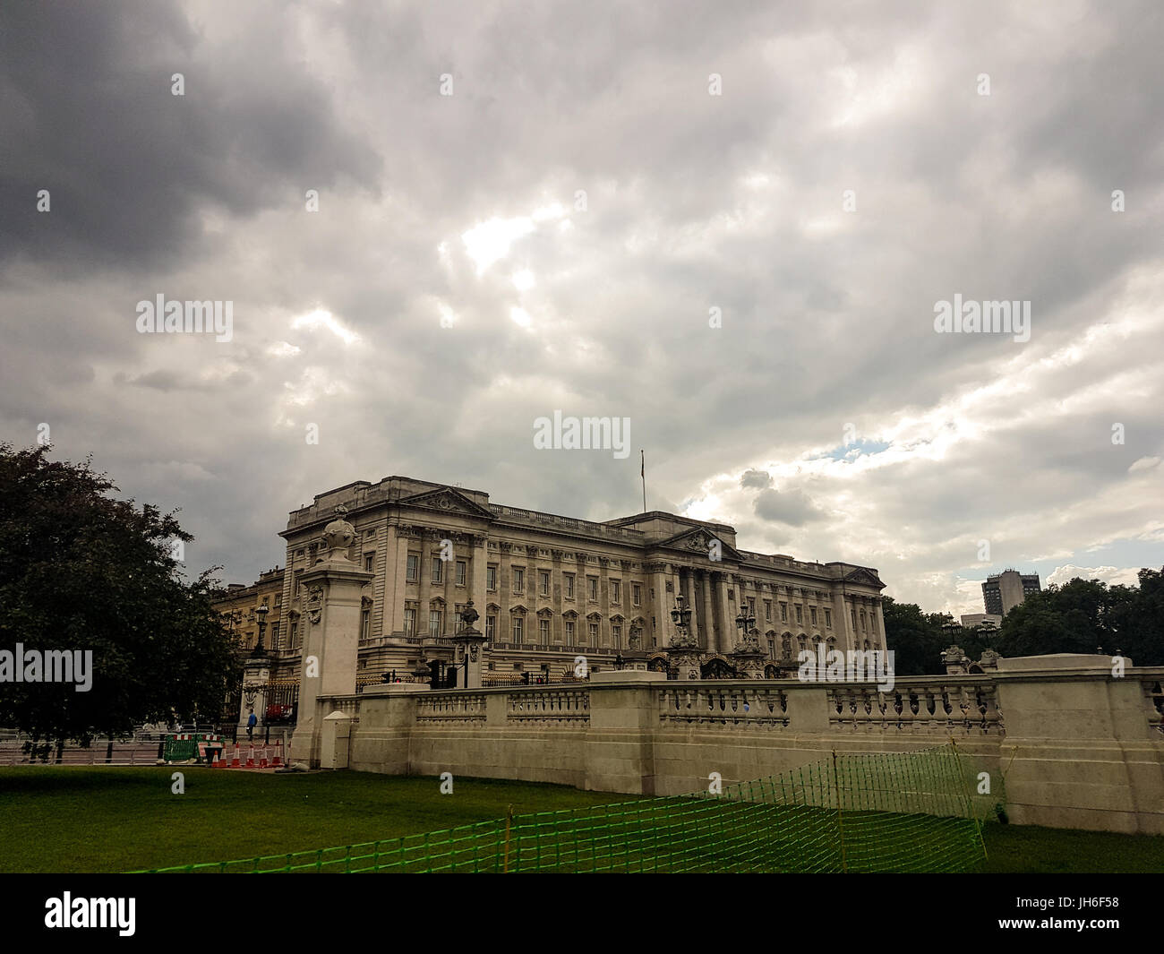 London, Regno Unito - 13 Giugno 2017: la parte anteriore del Buckingham palce su un nuvoloso pomeriggio Foto Stock London, Regno Unito - 13 Giugno 2017: la parte anteriore del Buckingham palce su un nuvoloso pomeriggio Foto Stock
