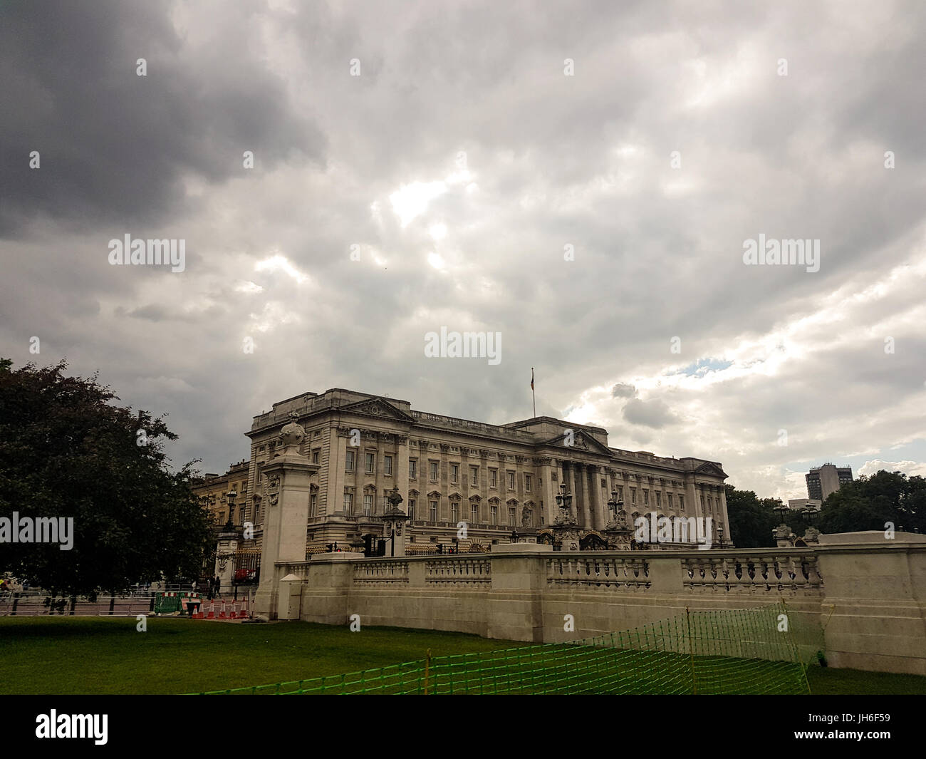 London, Regno Unito - 13 Giugno 2017: la parte anteriore del Buckingham palce su un nuvoloso pomeriggio Foto Stock London, Regno Unito - 13 Giugno 2017: la parte anteriore del Buckingham palce su un nuvoloso pomeriggio Foto Stock