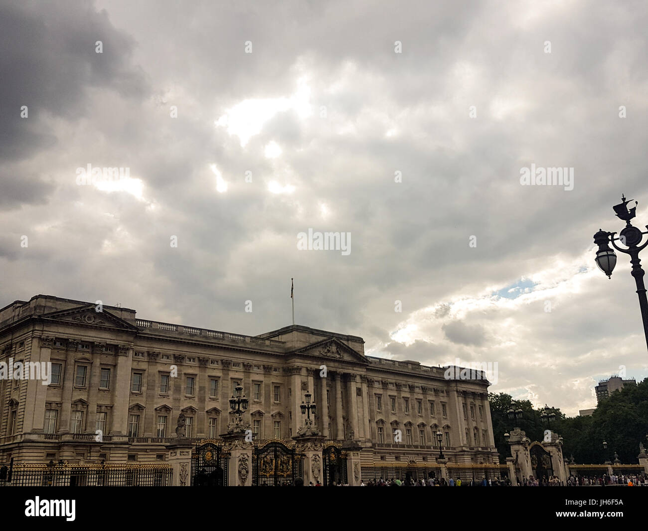 London, Regno Unito - 13 Giugno 2017: la parte anteriore del Buckingham palce su un nuvoloso pomeriggio Foto Stock London, Regno Unito - 13 Giugno 2017: la parte anteriore del Buckingham palce su un nuvoloso pomeriggio Foto Stock