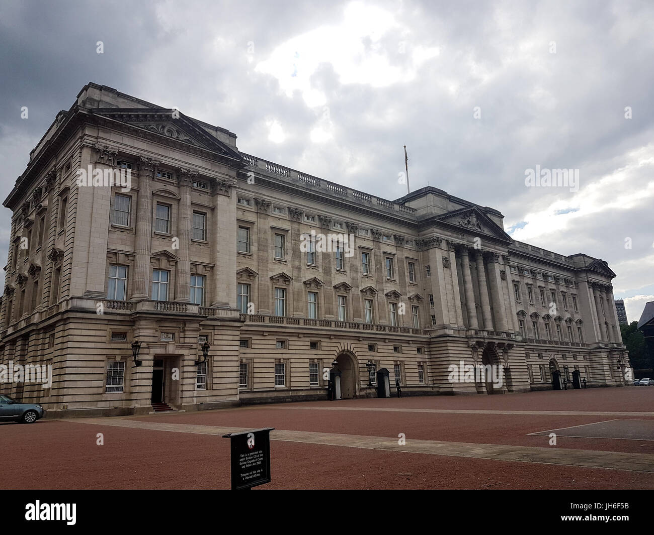London, Regno Unito - 13 Giugno 2017: la parte anteriore del Buckingham palce su un nuvoloso pomeriggio Foto Stock London, Regno Unito - 13 Giugno 2017: la parte anteriore del Buckingham palce su un nuvoloso pomeriggio Foto Stock