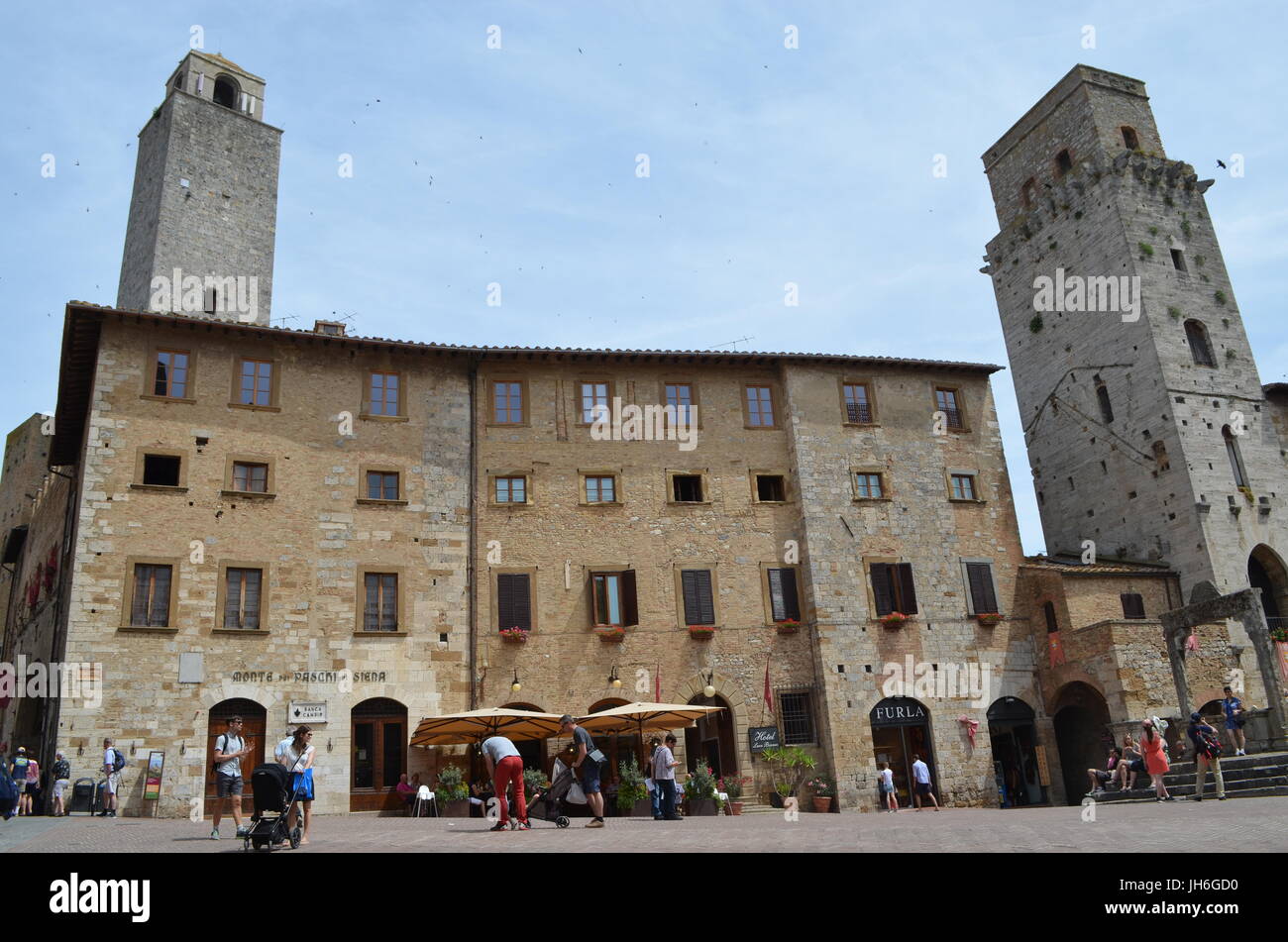San Gimignano, Toscana, Italia, Piazza della Cisterna,centro storico,IVthC., borgo etrusco. Torri quadrate di cui vi erano 13. Foto Stock