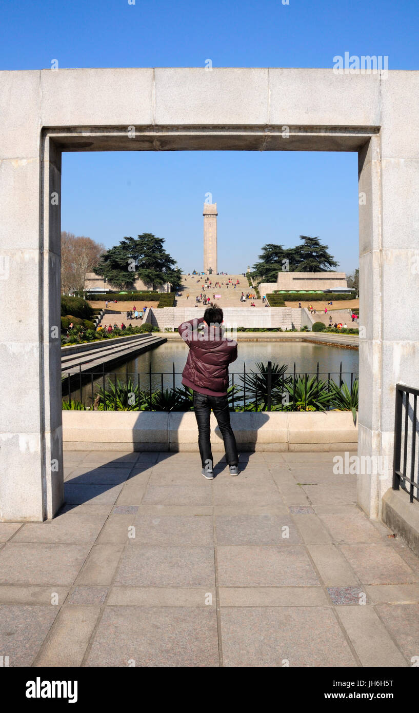 2 gennaio 2015. Nanjing, Cina. Un uomo cinese a scattare foto di cinesi visitatori presso i martiri rivoluzionari Yuhuatai Memorial Park in Nanjing Ch Foto Stock