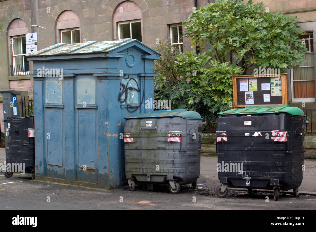 La polizia di Edimburgo box telephone Tardis non convertito in stato pietoso rifugio di stato si legano o cassonetti e guardando come uno o un uomo dello scomparto Foto Stock