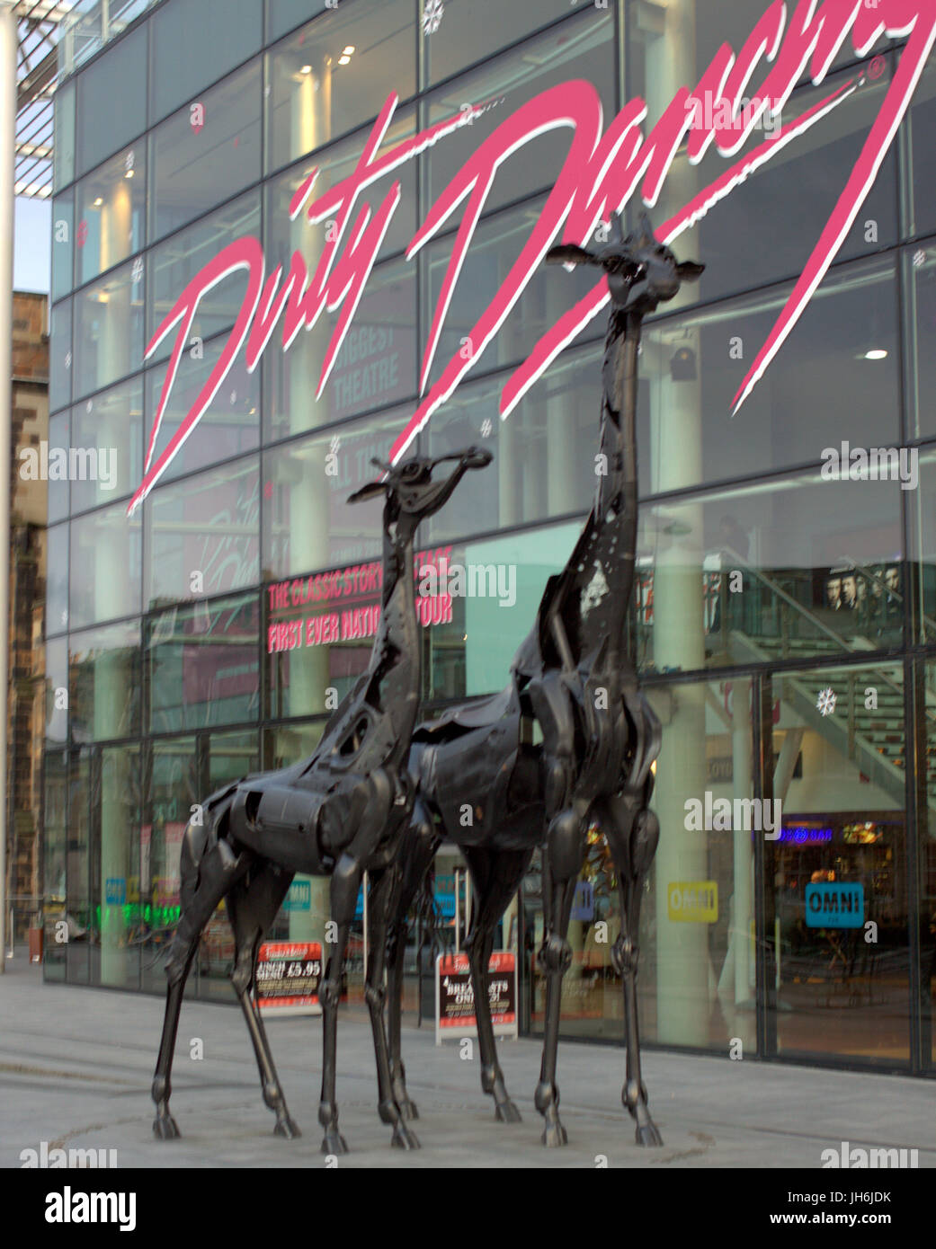 La giraffa opera d'arte statue colli teatro di Edimburgo dirty dancing logo Omni Centre Foto Stock