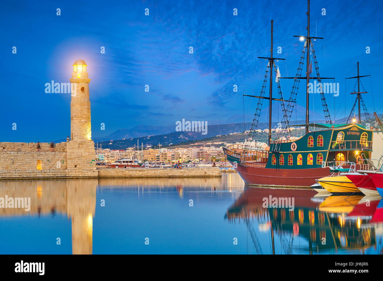 Faro al vecchio porto veneziano, Rethimno, Creta, Grecia Foto Stock