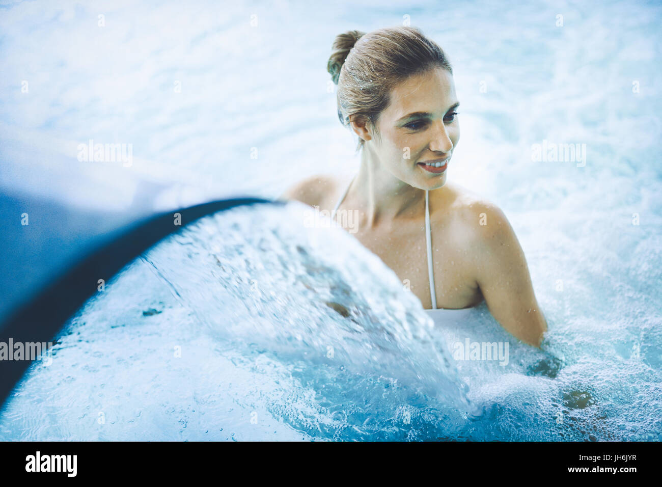 Bella donna attraente godersi il tempo in piscina Foto Stock