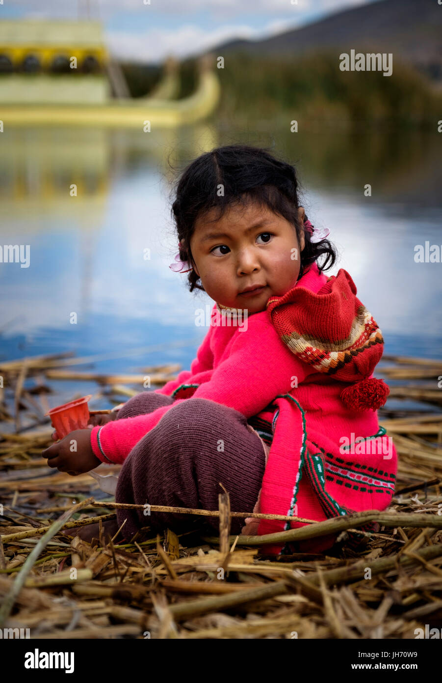 Isole Uros, Perù - circa ottobre 2015: la ragazza da Uros isole del lago Titicaca. Foto Stock