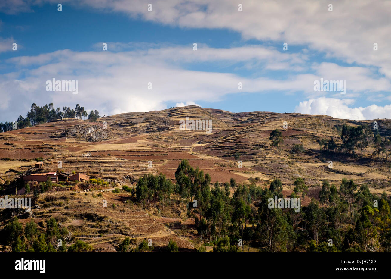 CHINCHERO, Perù - circa ottobre 2015: montagne vicino a Chinchero sulla regione di Cusco conosciuta come Valle Sacra Foto Stock