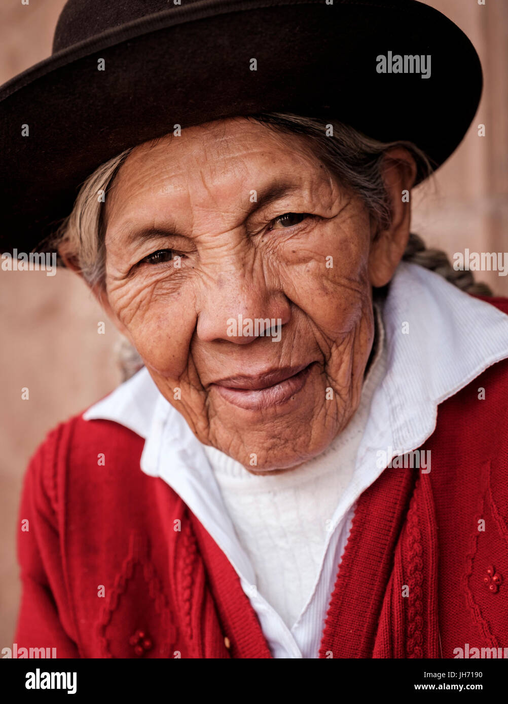 PISAC, Perù - circa ottobre 2015: Ritratto di donna locale nella città di Pisac, una cittadina nella regione di Cusco conosciuta come Valle Sacra Foto Stock