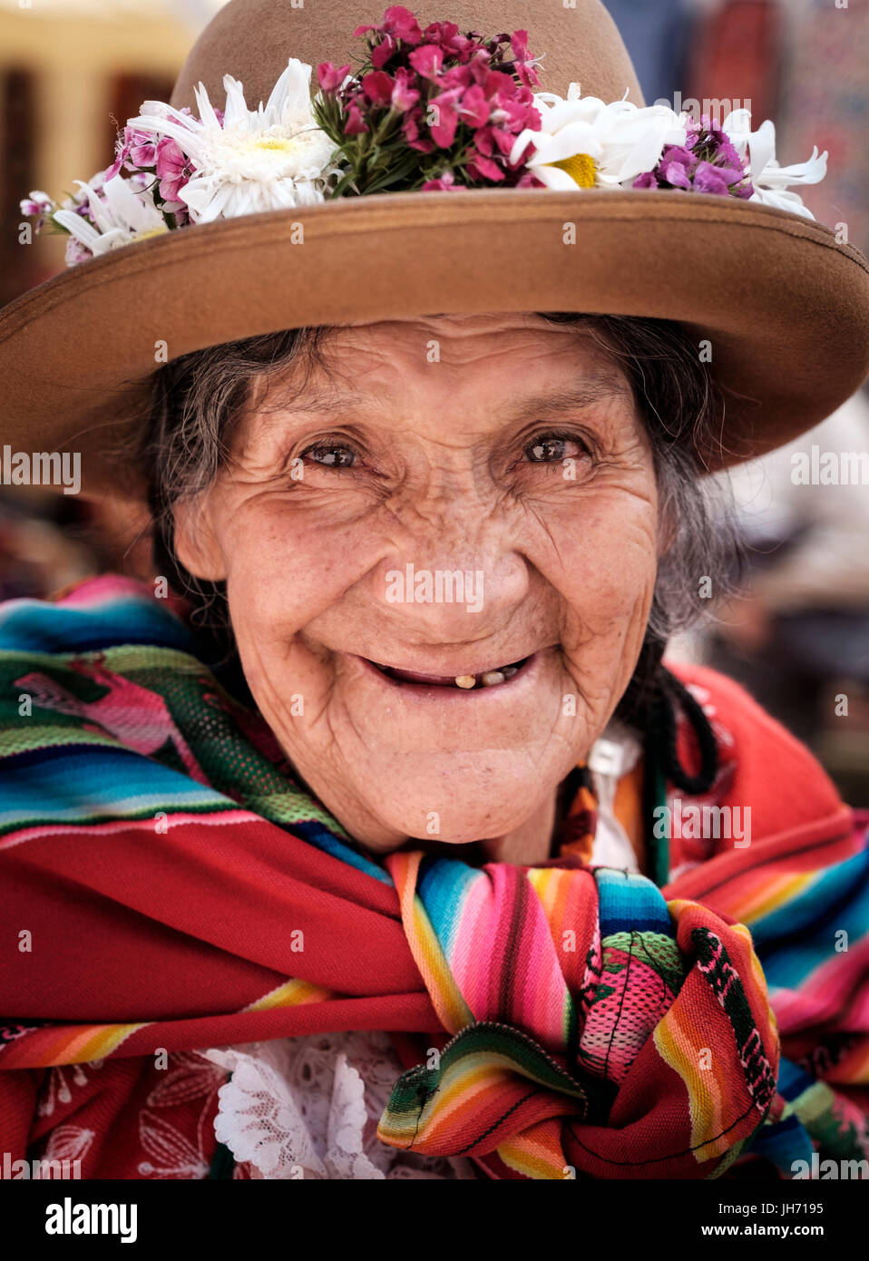 PISAC, Perù - circa ottobre 2015: Ritratto di donna locale nella città di Pisac, una cittadina nella regione di Cusco conosciuta come Valle Sacra Foto Stock