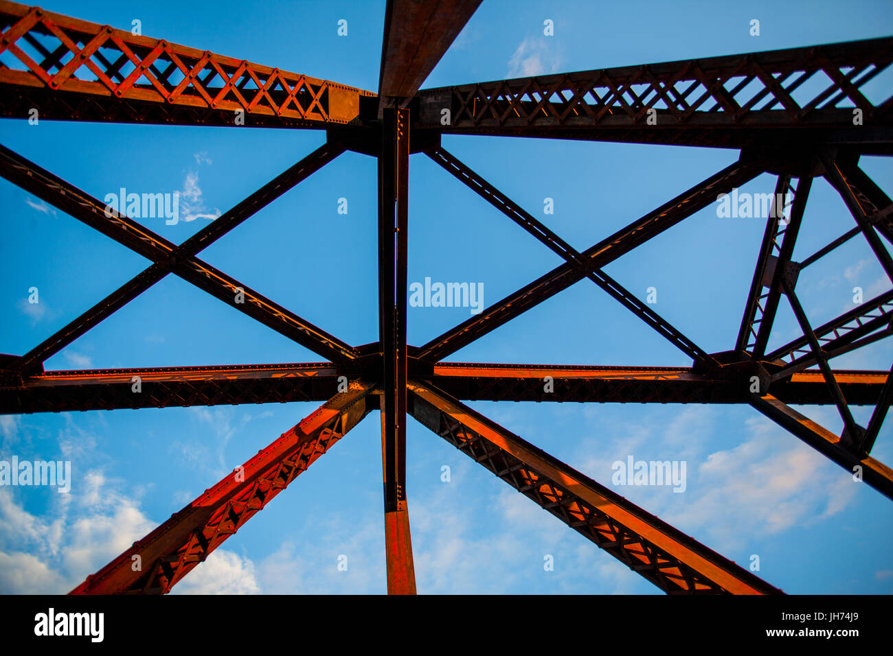 Guardando alla struttura a ponte Foto Stock