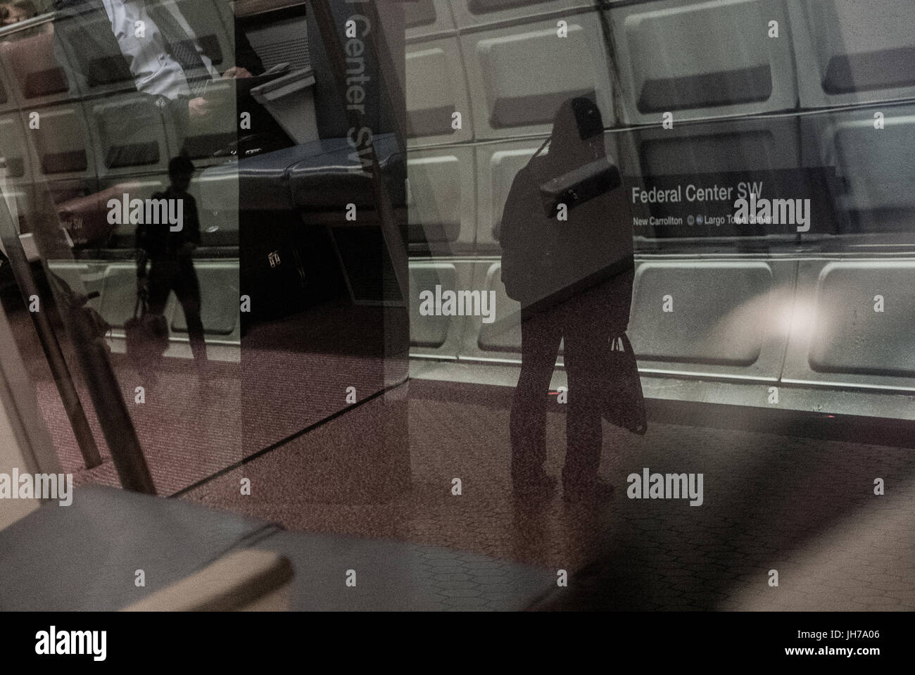 Immagini di pendolari e treni presi sulla linea arancione da Virginia settentrionale al Metro Center di Washington, D.C. Foto Stock