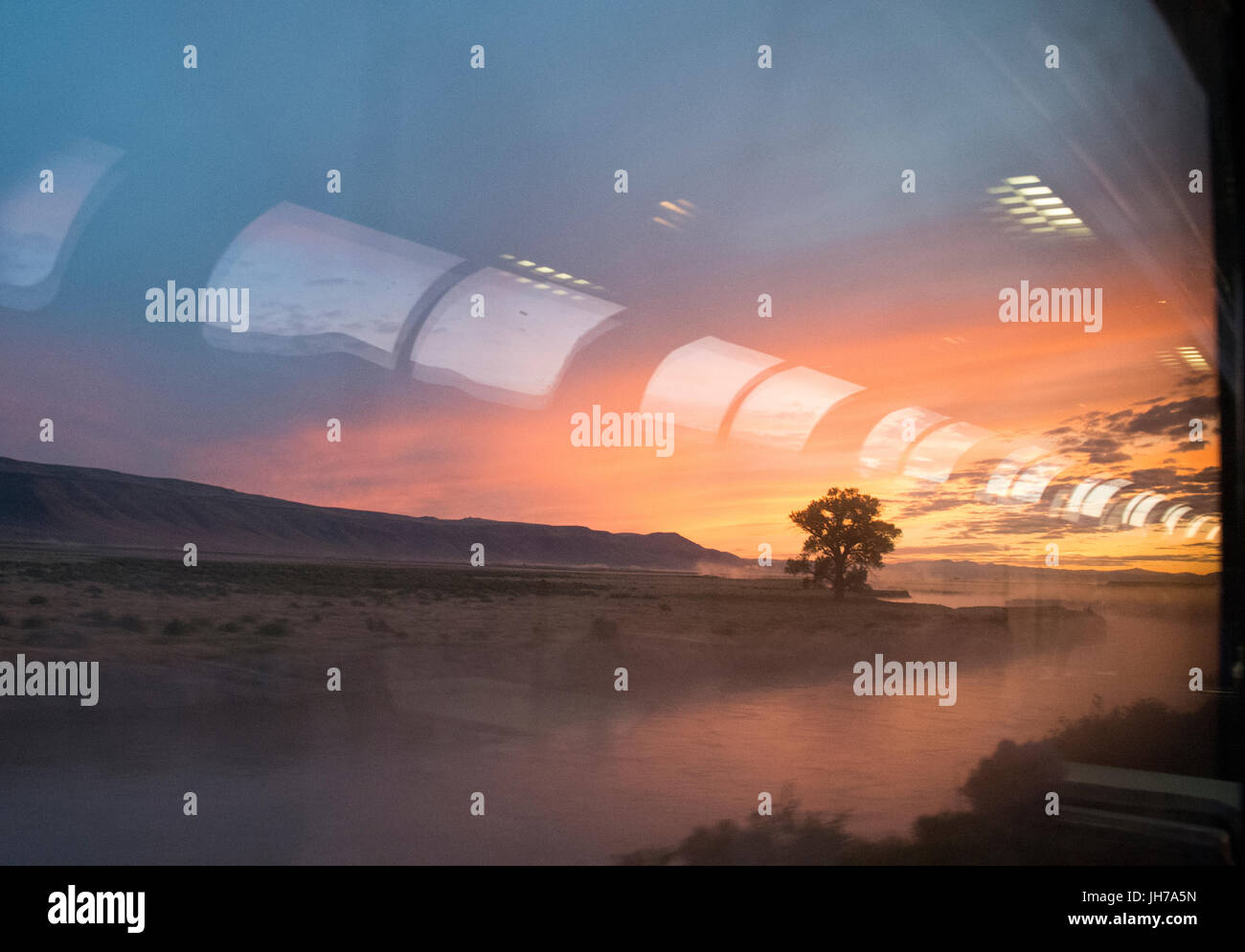 Sunrise nel Colorado orientale, visto dal salone auto del treno Amtrak California Zephyr. Foto Stock
