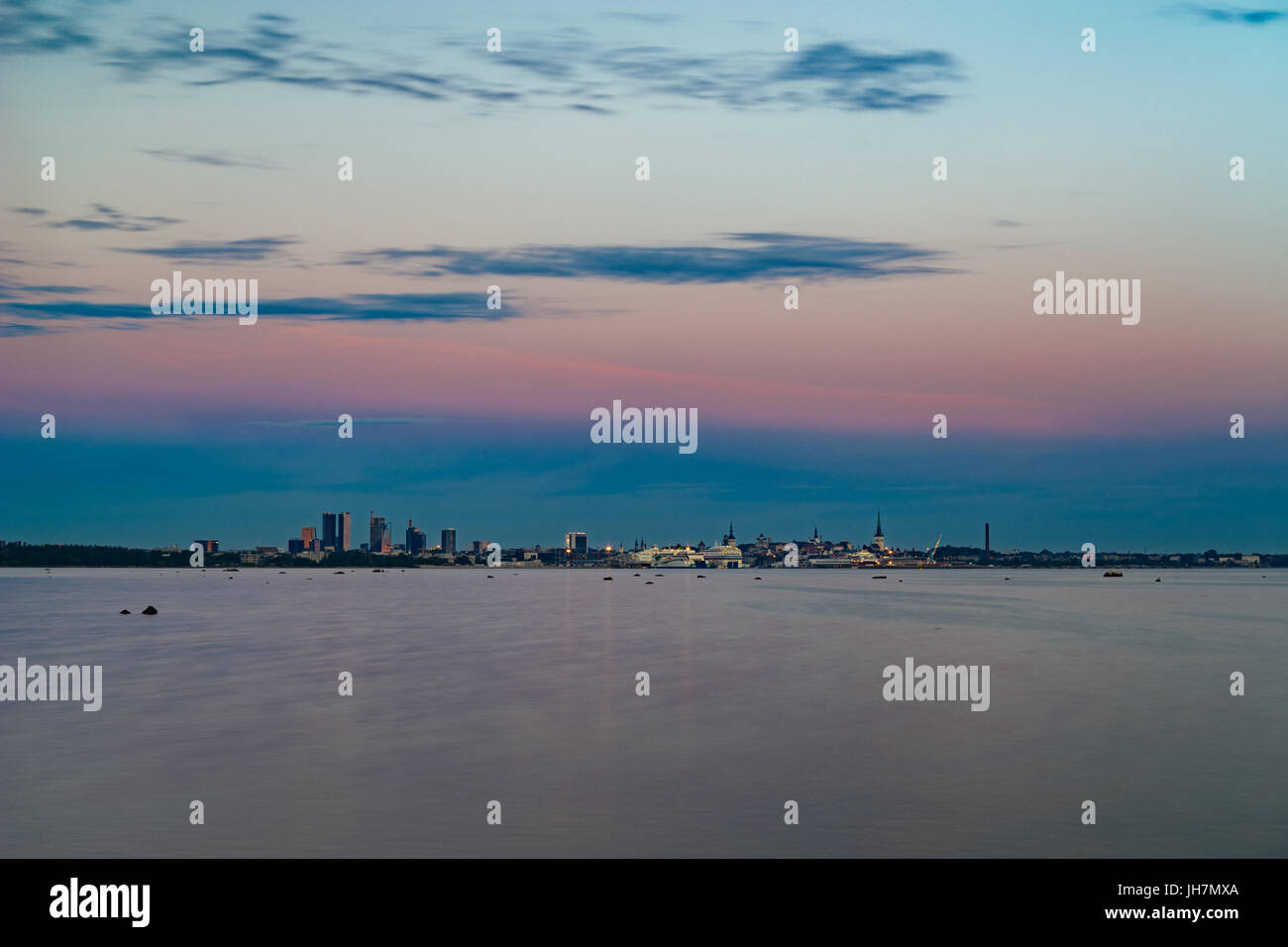 Bellissimo paesaggio di Tallinn a notte l'estate. Esposizione lunga Foto Stock