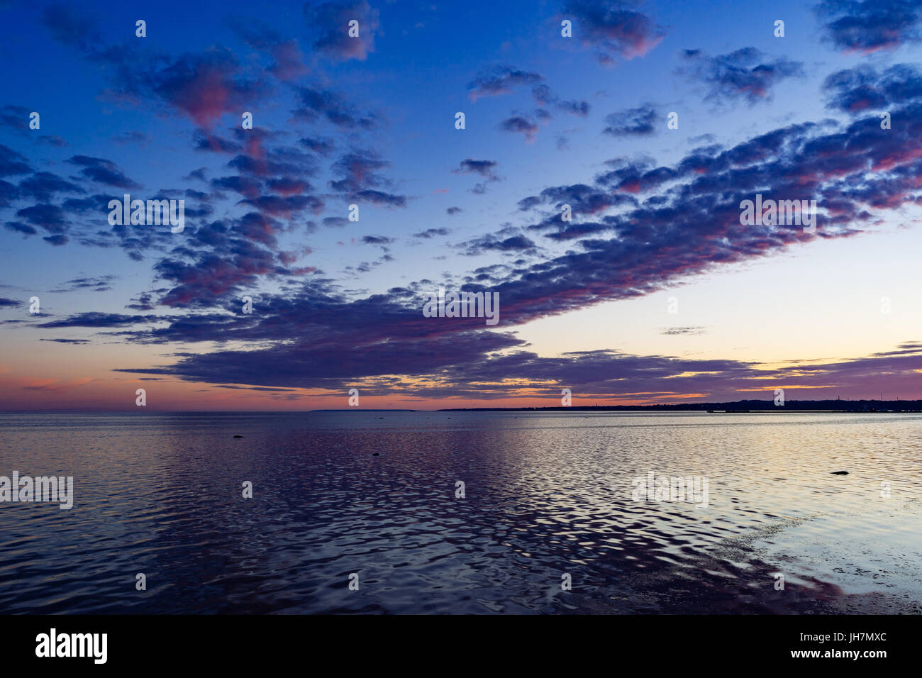 Estate drammatico tramonto sul mar Baltico, scenic nuvole Foto Stock