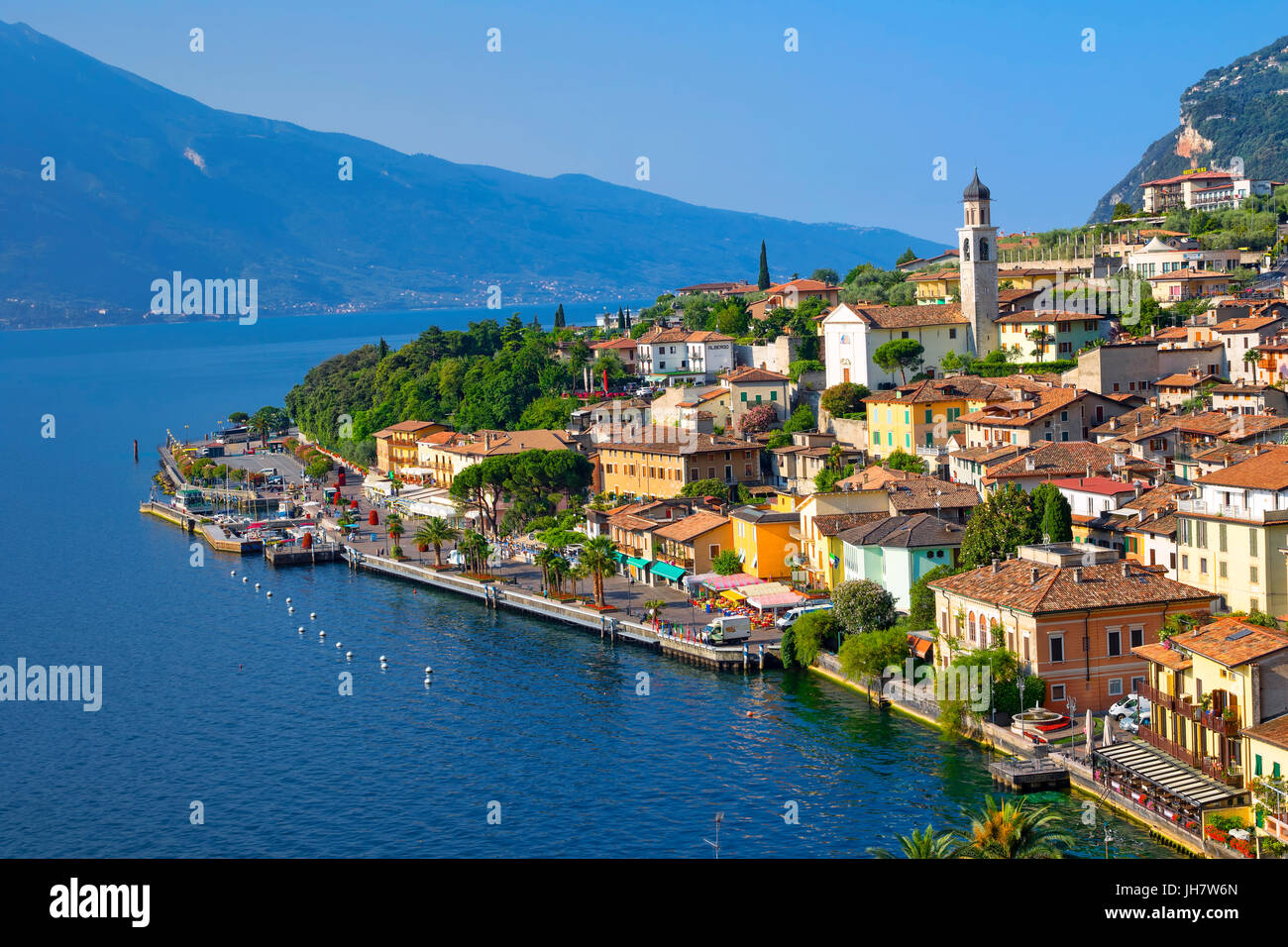 Panoramica di Limone sul Garda in Lombardia Foto Stock