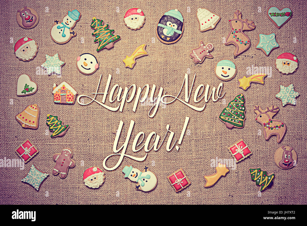 Felice Anno Nuovo! Messaggio di saluto festivo scritto tra decorativo biscotti di panpepato. Look Vintage aggiunti in fase di post-elaborazione. Foto Stock