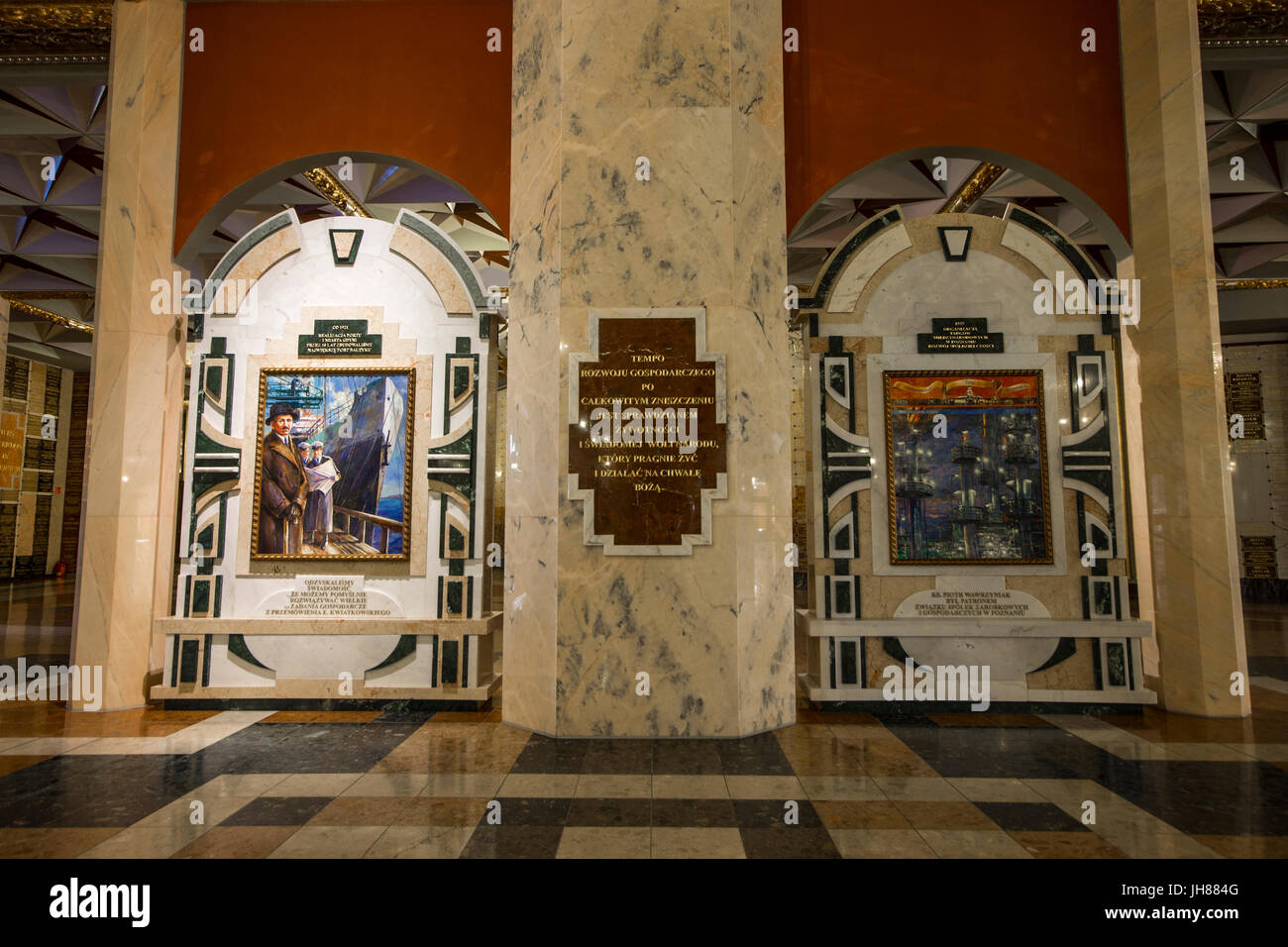 All'interno della Basilica di Nostra Signora di Lichen, una chiesa cattolica romana dedicata a Nostra Signora dei Dolori, regina di Polonia. Uno dei più alti e più grande c Foto Stock