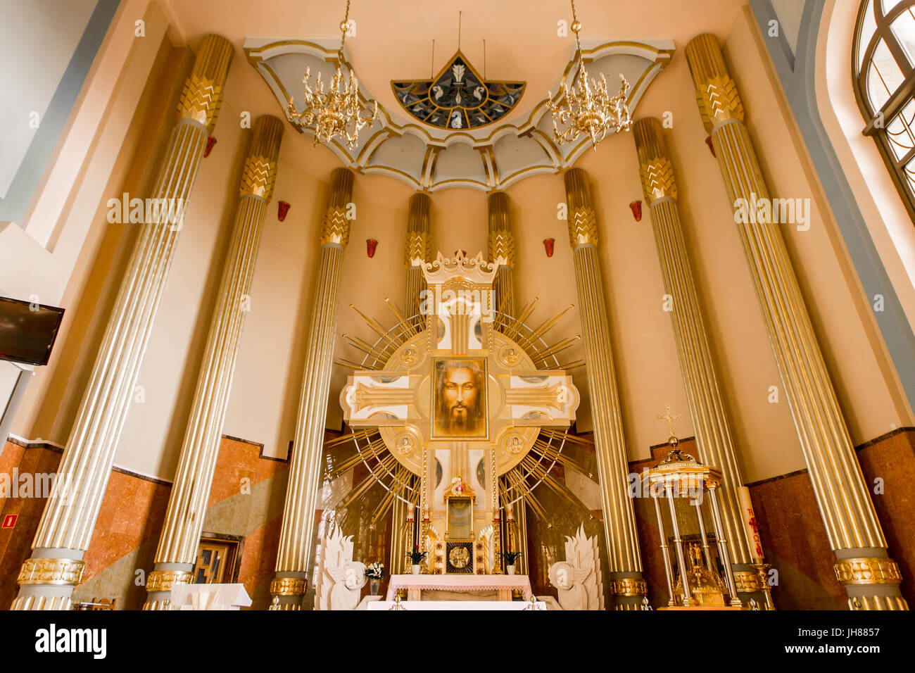 All'interno della Basilica di Nostra Signora di Lichen, una chiesa cattolica romana dedicata a Nostra Signora dei Dolori, regina di Polonia. Uno dei più alti e più grande c Foto Stock